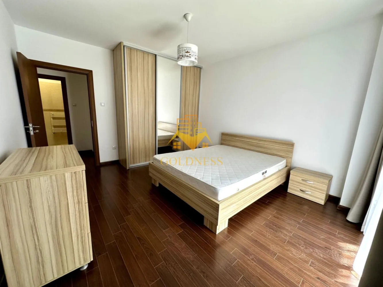 3 camere, Cartierul Buna ziua, Grand Hotel Italia, Calea Turzii, Lidl - GOLDNESS Imobiliare vă propune spre închiriere un apartament cu 3 camere complet mobilat și utilat, la etajul 1 într-un imobil de 6 etaje, în Cartierul Buna ziua. Dispune de loc de parcare subteran. Se află în apropierea stațiilor de transport în comun, magazine, restaurante, spații verzi, farmacii, etc. Apartamentul este compartimentat astfel: - 2 dormitoare cu pat matrimonial, dressing, noptiere - living - bucatarie open space complet utilată și mobilată, canapea extensibilă, loc de servit masa - baie cu cabina de dus, calorifer port prosop și dulap pentru depozitare. - baia principală este dotată cu vană cu hidromasaj. - terasa de 10 mp. Imobilul este dotat cu toate cele necesare- centrală pe imobil, frigider, aragaz, hotă, mașină de spălat haine, etc. Dacă sunteți interesați de acest apartament și doriți să îl vizionați, dar și pentru alte oferte nu ezitați să ne contactați telefonic sau prin e-mail. Vă stăm la dispoziție! Pentru intermediere se percepe un comision de 50% din prețul chiriei! }}