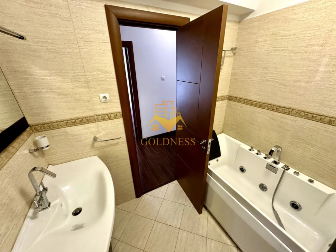3 camere, Cartierul Buna ziua, Grand Hotel Italia, Calea Turzii, Lidl - GOLDNESS Imobiliare vă propune spre închiriere un apartament cu 3 camere complet mobilat și utilat, la etajul 1 într-un imobil de 6 etaje, în Cartierul Buna ziua. Dispune de loc de parcare subteran. Se află în apropierea stațiilor de transport în comun, magazine, restaurante, spații verzi, farmacii, etc. Apartamentul este compartimentat astfel: - 2 dormitoare cu pat matrimonial, dressing, noptiere - living - bucatarie open space complet utilată și mobilată, canapea extensibilă, loc de servit masa - baie cu cabina de dus, calorifer port prosop și dulap pentru depozitare. - baia principală este dotată cu vană cu hidromasaj. - terasa de 10 mp. Imobilul este dotat cu toate cele necesare- centrală pe imobil, frigider, aragaz, hotă, mașină de spălat haine, etc. Dacă sunteți interesați de acest apartament și doriți să îl vizionați, dar și pentru alte oferte nu ezitați să ne contactați telefonic sau prin e-mail. Vă stăm la dispoziție! Pentru intermediere se percepe un comision de 50% din prețul chiriei! }}