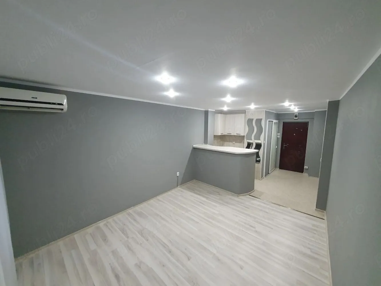 De inchiriat garsoniera in Tiglina 1, 250 euro - Se ofera spre închiriere garsonieră situată în Țiglina 1, la etajul 1. Imobilul este stradal și dispune de două căi de acces, garsoniera fiind poziționată în partea din față a blocului. Scara este supravegheată video atât la exterior, cât și la interior, și este dotată cu interfon, oferind un plus de siguranță. Spațiul este ideal pentru activitate de birou, însă se pot lua în considerare și alte propuneri, în funcție de necesități. Se oferă contract de închiriere înregistrat la ANAF. Pentru detalii suplimentare sau programarea unei vizionări, vă rog să mă contactați 0746.252.252 Liliana Ene.