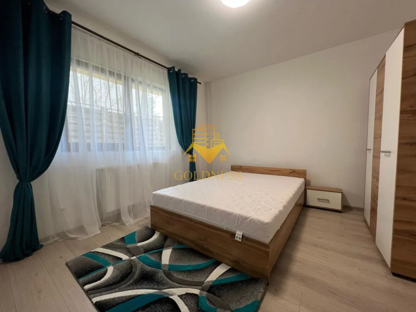 3 camere open space, modern, Parcare, Manastur, Campului - GOLDNESS Imobiliare va propune spre inchiriere un apartament cu 3 camere complet mobilat si utilat, la parter intr-un imobil de 2 etaje, in cartierul Manastur, Str. Aleea Porumbelelor. Apartamentul este compartimentat astfel: - 2 dormitoare cu paturi matrimoniale, dressing, noptiere - living cu bucatarie open-space complet utilata, canapea extensibla, loc de servit masa - baie cu vana, calorifer port prosop inox si dulap pentru depozitare. Imobilul este dotat cu toate cele necesare- centrala proprie, masina de spalat haine, frigider, aragaz, hota, TV, etc. Se afla in apropierea statiilor de transport in comun, magazine, restaurante, spatii verzi, farmacii, etc. Dispune de loc de parcare in curtea interioara! Daca sunteti interesati de acest apartament si doriti sa il vizionati, dar si pentru alte oferte sau detalii nu ezitati sa ne contactati telefonic sau prin e-mail - goldnessimobiliare@gmail.com. Va stam la dispozitie! Pentru intermediere se percepe un comision de 50% din pretul chiriei!