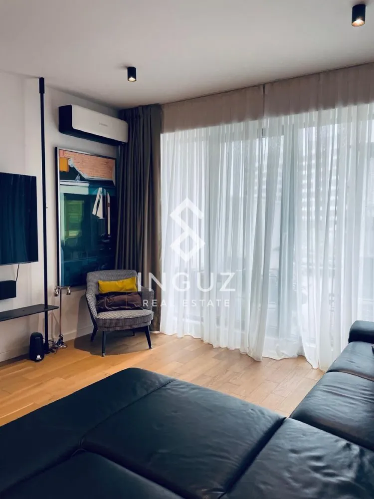 Apartament 4 camere de închiriat | One Timpuri Noi | Sector 3 - Apartament 4 camere de închiriat | One Timpuri Noi | Sector 3 Preț: 2.100 EUR Apartament premium cu 4 camere, situat într-un imobil nou din complexul One Timpuri Noi, la doar câteva minute de metrou, într-o zonă centrală și foarte bine conectată. Detalii proprietate: • Suprafață utilă: 110 mp • Compartimentare decomandată • Etaj 1 • Construcție după anul 2000 • 2 băi | terasă generoasă Compartimentare: • Living spațios și luminos • Bucătărie complet mobilată și utilată • Dormitor matrimonial cu baie proprie • Două dormitoare secundare (pot fi utilizate ca birou sau camere pentru copii) • Terasă de aproximativ 40 mp, amenajată cu mobilier exterior și grătar Dotări: • Mașină de spălat rufe • Uscător de rufe • Mașină de spălat vase • Aer condiționat • Mobilier premium (Rovere, Natuzzi) Facilități: • Loc de parcare interior • Boxă / spațiu de depozitare • Imobil nou, bine întreținut Localizare: • Lângă metrou Timpuri Noi • Acces rapid către centru și principalele zone de interes • Aproape de restaurante, birouri, centre comerciale Informații suplimentare: • Apartament ideal pentru familie sau rezidență premium • Disponibil 15/05/2026 }}