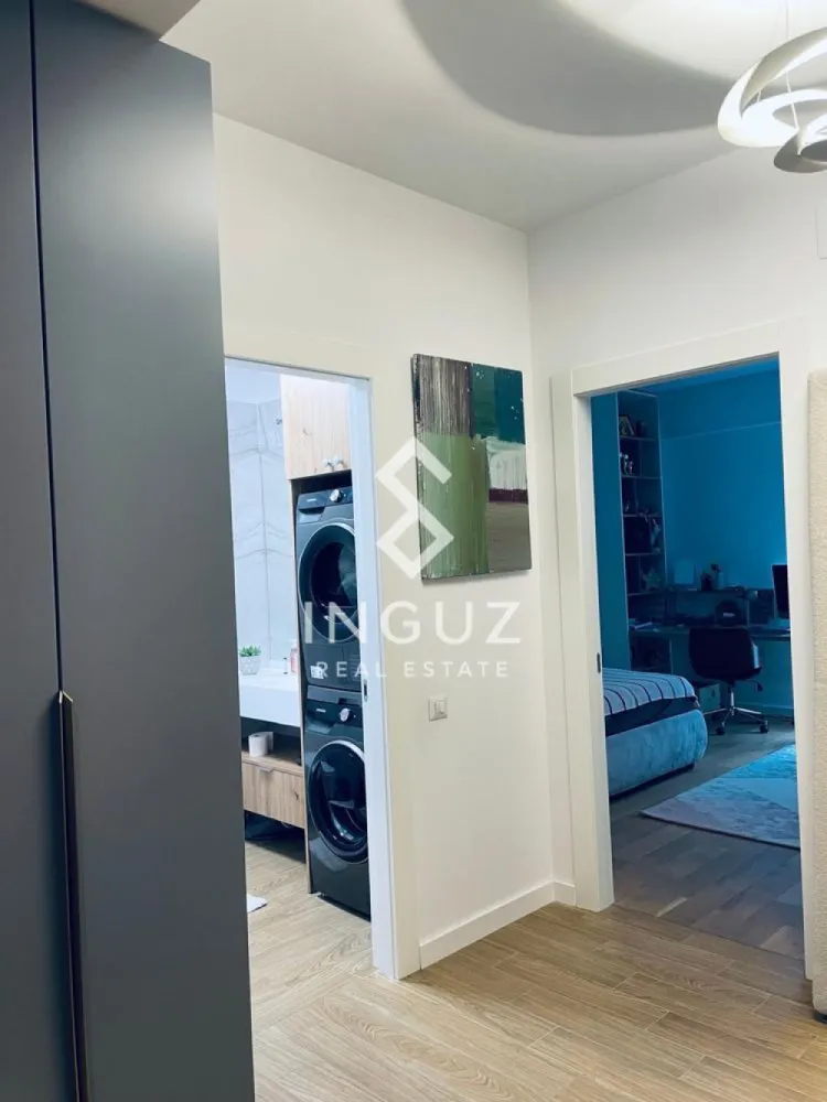 Apartament 4 camere de închiriat | One Timpuri Noi | Sector 3 - Apartament 4 camere de închiriat | One Timpuri Noi | Sector 3 Preț: 2.100 EUR Apartament premium cu 4 camere, situat într-un imobil nou din complexul One Timpuri Noi, la doar câteva minute de metrou, într-o zonă centrală și foarte bine conectată. Detalii proprietate: • Suprafață utilă: 110 mp • Compartimentare decomandată • Etaj 1 • Construcție după anul 2000 • 2 băi | terasă generoasă Compartimentare: • Living spațios și luminos • Bucătărie complet mobilată și utilată • Dormitor matrimonial cu baie proprie • Două dormitoare secundare (pot fi utilizate ca birou sau camere pentru copii) • Terasă de aproximativ 40 mp, amenajată cu mobilier exterior și grătar Dotări: • Mașină de spălat rufe • Uscător de rufe • Mașină de spălat vase • Aer condiționat • Mobilier premium (Rovere, Natuzzi) Facilități: • Loc de parcare interior • Boxă / spațiu de depozitare • Imobil nou, bine întreținut Localizare: • Lângă metrou Timpuri Noi • Acces rapid către centru și principalele zone de interes • Aproape de restaurante, birouri, centre comerciale Informații suplimentare: • Apartament ideal pentru familie sau rezidență premium • Disponibil 15/05/2026 }}