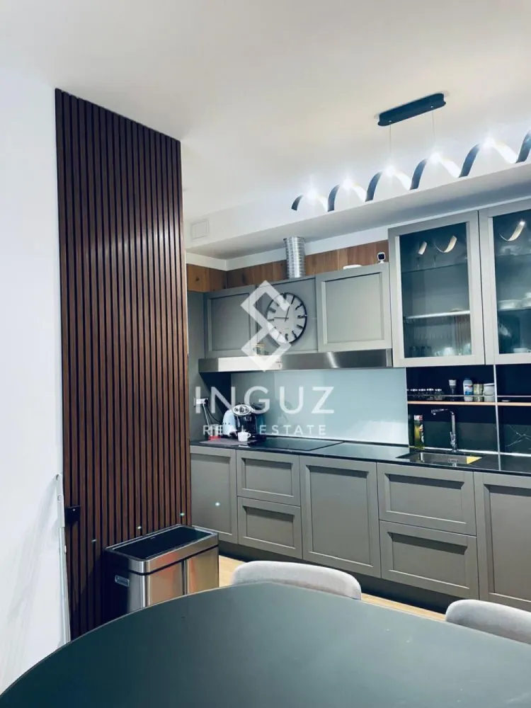 Apartament 4 camere de închiriat | One Timpuri Noi | Sector 3 - Apartament 4 camere de închiriat | One Timpuri Noi | Sector 3 Preț: 2.100 EUR Apartament premium cu 4 camere, situat într-un imobil nou din complexul One Timpuri Noi, la doar câteva minute de metrou, într-o zonă centrală și foarte bine conectată. Detalii proprietate: • Suprafață utilă: 110 mp • Compartimentare decomandată • Etaj 1 • Construcție după anul 2000 • 2 băi | terasă generoasă Compartimentare: • Living spațios și luminos • Bucătărie complet mobilată și utilată • Dormitor matrimonial cu baie proprie • Două dormitoare secundare (pot fi utilizate ca birou sau camere pentru copii) • Terasă de aproximativ 40 mp, amenajată cu mobilier exterior și grătar Dotări: • Mașină de spălat rufe • Uscător de rufe • Mașină de spălat vase • Aer condiționat • Mobilier premium (Rovere, Natuzzi) Facilități: • Loc de parcare interior • Boxă / spațiu de depozitare • Imobil nou, bine întreținut Localizare: • Lângă metrou Timpuri Noi • Acces rapid către centru și principalele zone de interes • Aproape de restaurante, birouri, centre comerciale Informații suplimentare: • Apartament ideal pentru familie sau rezidență premium • Disponibil 15/05/2026 }}