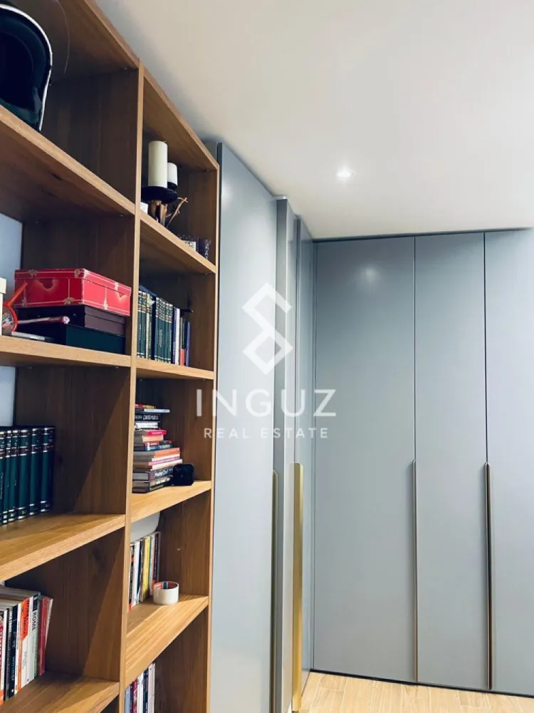 Apartament 4 camere de închiriat | One Timpuri Noi | Sector 3 - Apartament 4 camere de închiriat | One Timpuri Noi | Sector 3 Preț: 2.100 EUR Apartament premium cu 4 camere, situat într-un imobil nou din complexul One Timpuri Noi, la doar câteva minute de metrou, într-o zonă centrală și foarte bine conectată. Detalii proprietate: • Suprafață utilă: 110 mp • Compartimentare decomandată • Etaj 1 • Construcție după anul 2000 • 2 băi | terasă generoasă Compartimentare: • Living spațios și luminos • Bucătărie complet mobilată și utilată • Dormitor matrimonial cu baie proprie • Două dormitoare secundare (pot fi utilizate ca birou sau camere pentru copii) • Terasă de aproximativ 40 mp, amenajată cu mobilier exterior și grătar Dotări: • Mașină de spălat rufe • Uscător de rufe • Mașină de spălat vase • Aer condiționat • Mobilier premium (Rovere, Natuzzi) Facilități: • Loc de parcare interior • Boxă / spațiu de depozitare • Imobil nou, bine întreținut Localizare: • Lângă metrou Timpuri Noi • Acces rapid către centru și principalele zone de interes • Aproape de restaurante, birouri, centre comerciale Informații suplimentare: • Apartament ideal pentru familie sau rezidență premium • Disponibil 15/05/2026 }}