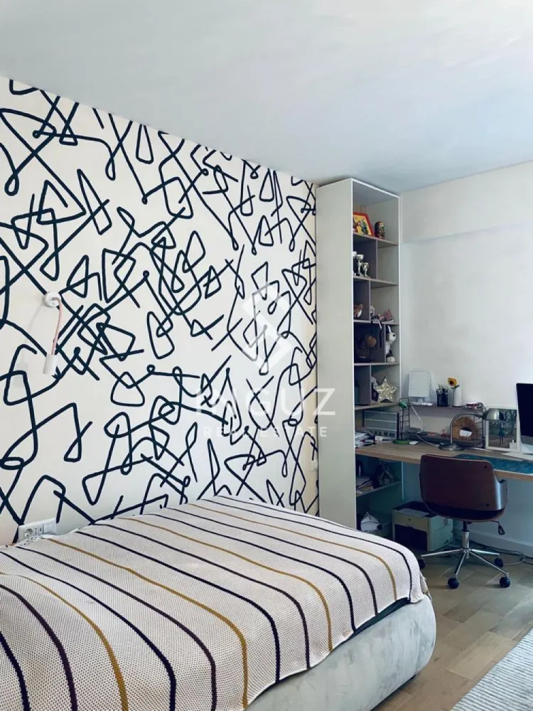 Apartament 4 camere de închiriat | One Timpuri Noi | Sector 3 - Apartament 4 camere de închiriat | One Timpuri Noi | Sector 3 Preț: 2.100 EUR Apartament premium cu 4 camere, situat într-un imobil nou din complexul One Timpuri Noi, la doar câteva minute de metrou, într-o zonă centrală și foarte bine conectată. Detalii proprietate: • Suprafață utilă: 110 mp • Compartimentare decomandată • Etaj 1 • Construcție după anul 2000 • 2 băi | terasă generoasă Compartimentare: • Living spațios și luminos • Bucătărie complet mobilată și utilată • Dormitor matrimonial cu baie proprie • Două dormitoare secundare (pot fi utilizate ca birou sau camere pentru copii) • Terasă de aproximativ 40 mp, amenajată cu mobilier exterior și grătar Dotări: • Mașină de spălat rufe • Uscător de rufe • Mașină de spălat vase • Aer condiționat • Mobilier premium (Rovere, Natuzzi) Facilități: • Loc de parcare interior • Boxă / spațiu de depozitare • Imobil nou, bine întreținut Localizare: • Lângă metrou Timpuri Noi • Acces rapid către centru și principalele zone de interes • Aproape de restaurante, birouri, centre comerciale Informații suplimentare: • Apartament ideal pentru familie sau rezidență premium • Disponibil 15/05/2026 }}