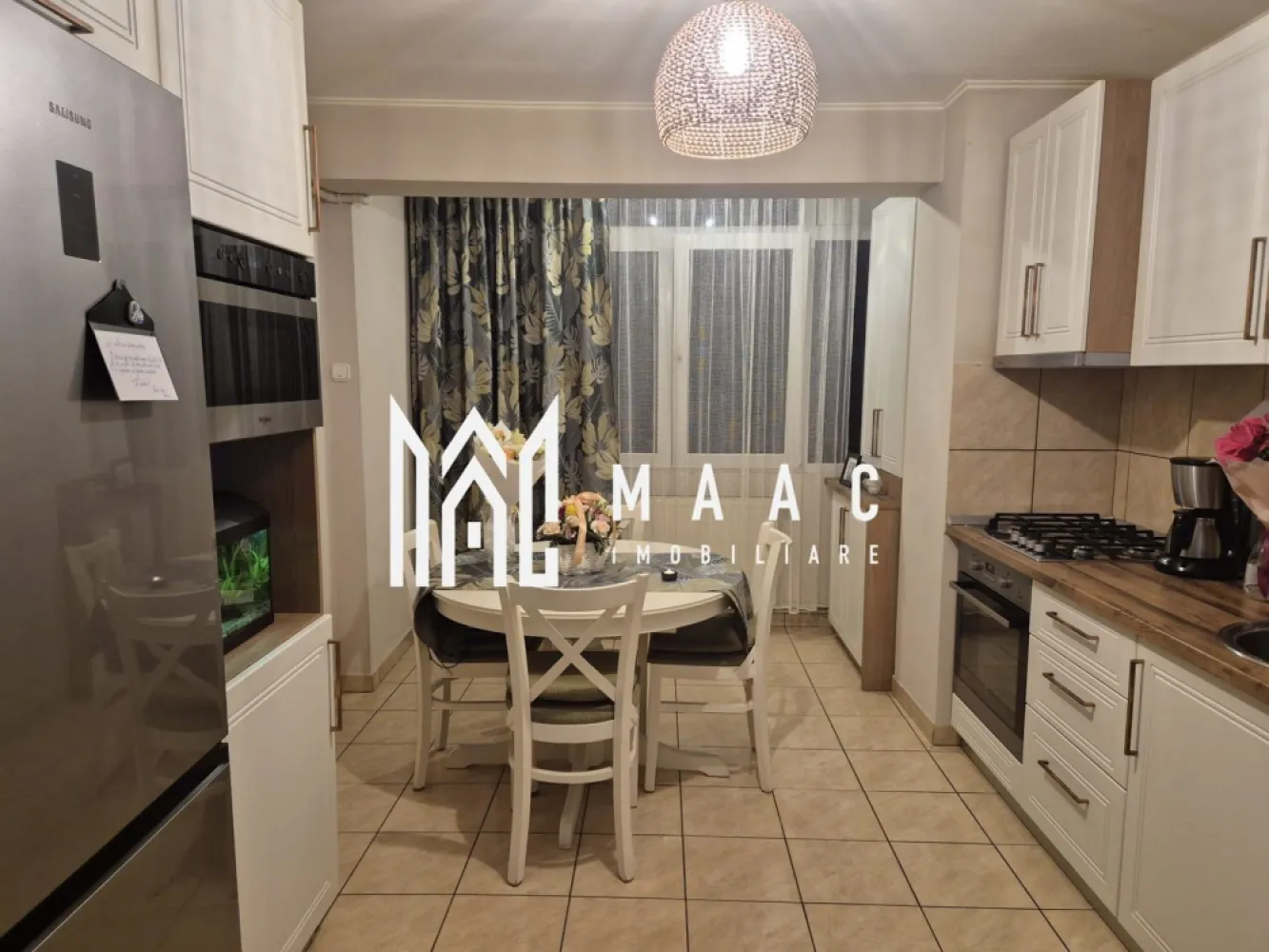 Apartament 3 Camere | Decomandat | 65 MPU | Vasile Aaron - MAAC Imobiliare va propune spre vanzare un un apartament spațios cu 3 camere decomandate, situat în cartierul Vasile Aaron, ideal pentru locuință proprie sau investiție. Detalii principale: Etaj 9 din 10 (bloc cu lift) Suprafață utilă: 65 mp Compartimentare decomandată Pivniță inclusă Dotări și finisaje: Apartamentul se vinde complet mobilat și utilat, inclusiv o mare parte din decorațiuni, cărți și alte obiecte Bucătărie modernă cu mobilă din MDF frezat Echipamente incluse: Frigider Mobilier de bucătărie și dormitor relativ nou (aprox. 2 ani) Saltea și topper noi TV inclus Alte avantaje: Vedere panoramică datorită poziționării la etaj superior Zonă bine conectată, cu acces facil la magazine, transport și alte puncte de interes Apartamentul este pregătit pentru mutare imediată, fără investiții suplimentare necesare. Pentru mai multe detalii si programarea unei vizionari va rugam sa specificati ID: CP3037929. }}