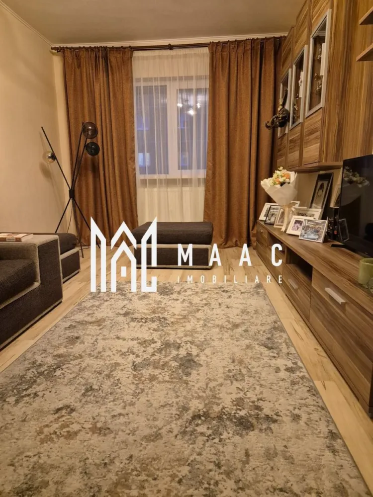 Apartament 3 Camere | Decomandat | 65 MPU | Vasile Aaron - MAAC Imobiliare va propune spre vanzare un un apartament spațios cu 3 camere decomandate, situat în cartierul Vasile Aaron, ideal pentru locuință proprie sau investiție. Detalii principale: Etaj 9 din 10 (bloc cu lift) Suprafață utilă: 65 mp Compartimentare decomandată Pivniță inclusă Dotări și finisaje: Apartamentul se vinde complet mobilat și utilat, inclusiv o mare parte din decorațiuni, cărți și alte obiecte Bucătărie modernă cu mobilă din MDF frezat Echipamente incluse: Frigider Mobilier de bucătărie și dormitor relativ nou (aprox. 2 ani) Saltea și topper noi TV inclus Alte avantaje: Vedere panoramică datorită poziționării la etaj superior Zonă bine conectată, cu acces facil la magazine, transport și alte puncte de interes Apartamentul este pregătit pentru mutare imediată, fără investiții suplimentare necesare. Pentru mai multe detalii si programarea unei vizionari va rugam sa specificati ID: CP3037929. }}