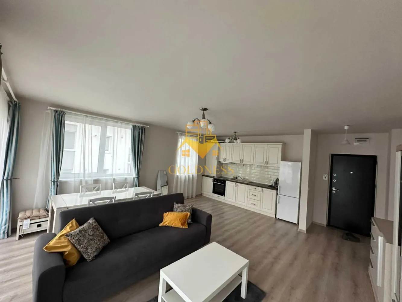 3 camere, Buna ziua, Calea Turzii, Grand Hotel Italia, Parcare - GOLDNESS Imobiliare vă propune spre închiriere un apartament cu 3 camere complet mobilat și utilat, la etajul 2 într-un imobil de 3 etaje, în Cartierul Buna ziua. Dispune de loc de parcare, se pot parca 2 mașini. Se află în apropierea stațiilor de transport în comun, magazine, restaurante, spații verzi, farmacii, etc. Apartamentul este compartimentat astfel: - 2 dormitoare cu pat matrimonial, dressing, noptiere - living cu canapea extensibilă - bucătărie open space complet utilată și mobilată, loc de servit masa - baie cu cabina de dus, calorifer port prosop și dulap pentru depozitare. - terasa de 20 mp. Imobilul este dotat cu toate cele necesare- centrală proprie, frigider, aragaz, hotă, mașină de spălat haine, etc. Dacă sunteți interesați de acest apartament și doriți să îl vizionați, dar și pentru alte oferte nu ezitați să ne contactați telefonic sau prin e-mail. Vă stăm la dispoziție! Pentru intermediere se percepe un comision de 50% din prețul chiriei! }}