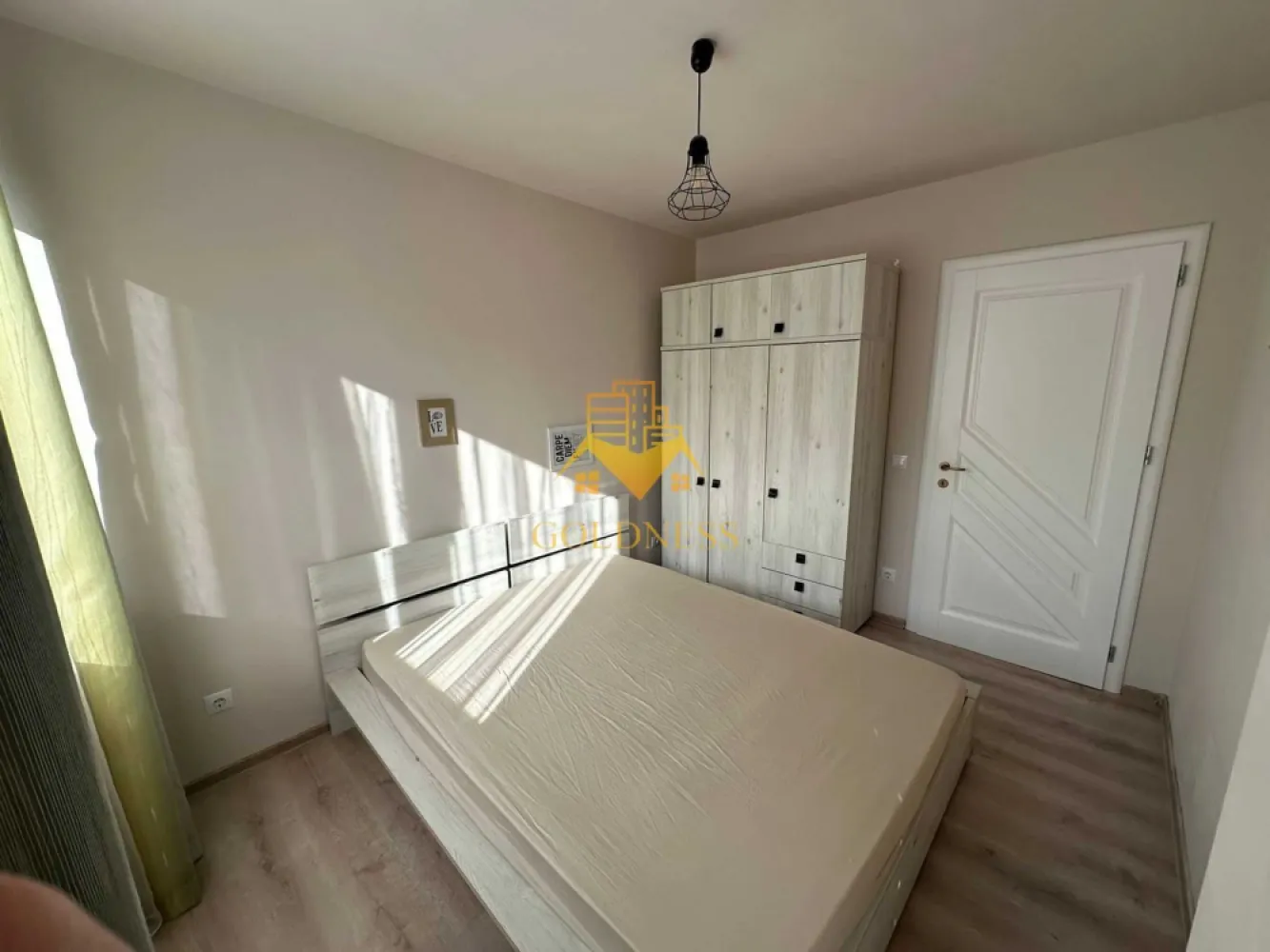 3 camere, Buna ziua, Calea Turzii, Grand Hotel Italia, Parcare - GOLDNESS Imobiliare vă propune spre închiriere un apartament cu 3 camere complet mobilat și utilat, la etajul 2 într-un imobil de 3 etaje, în Cartierul Buna ziua. Dispune de loc de parcare, se pot parca 2 mașini. Se află în apropierea stațiilor de transport în comun, magazine, restaurante, spații verzi, farmacii, etc. Apartamentul este compartimentat astfel: - 2 dormitoare cu pat matrimonial, dressing, noptiere - living cu canapea extensibilă - bucătărie open space complet utilată și mobilată, loc de servit masa - baie cu cabina de dus, calorifer port prosop și dulap pentru depozitare. - terasa de 20 mp. Imobilul este dotat cu toate cele necesare- centrală proprie, frigider, aragaz, hotă, mașină de spălat haine, etc. Dacă sunteți interesați de acest apartament și doriți să îl vizionați, dar și pentru alte oferte nu ezitați să ne contactați telefonic sau prin e-mail. Vă stăm la dispoziție! Pentru intermediere se percepe un comision de 50% din prețul chiriei! }}