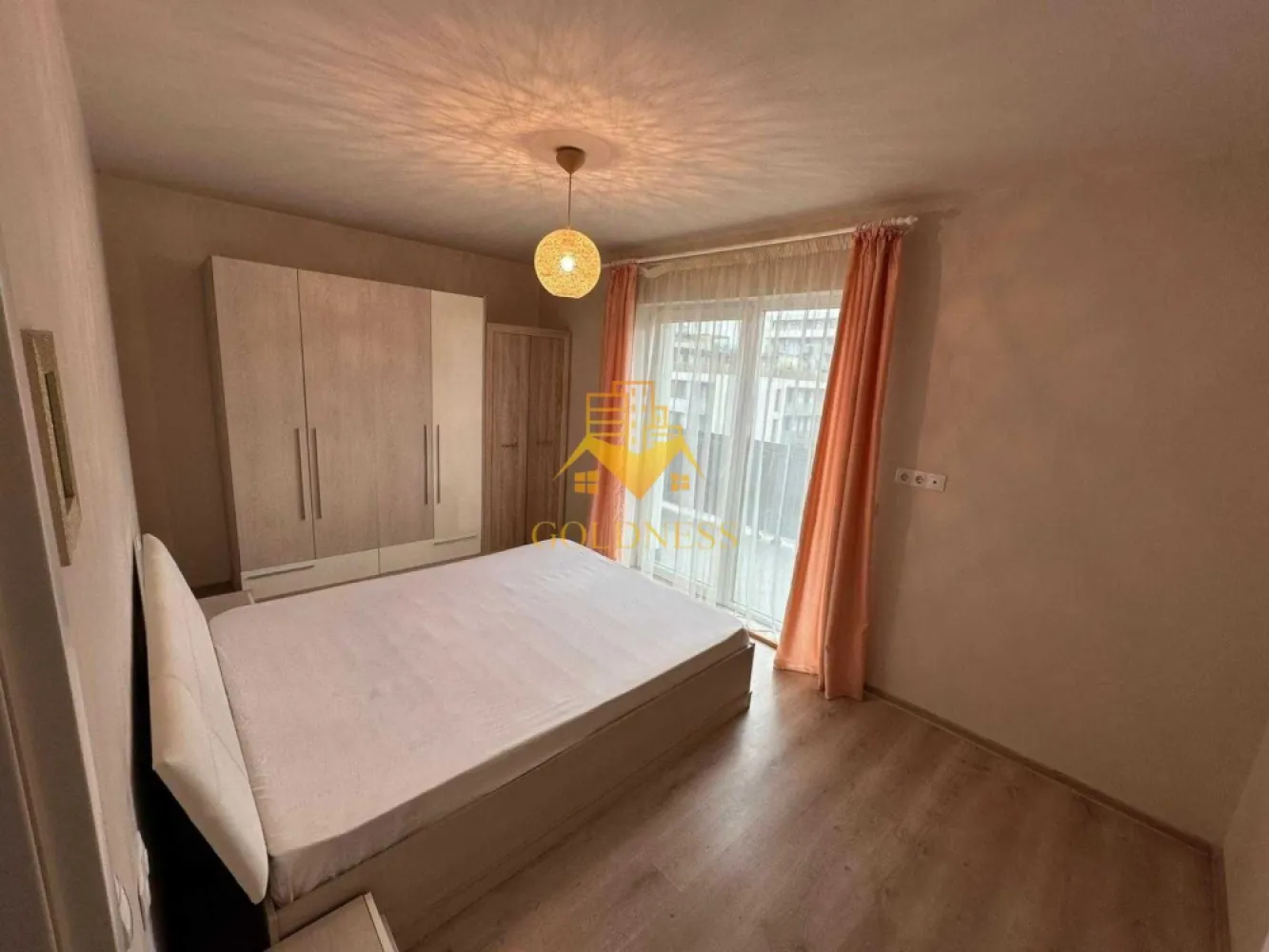 3 camere, Buna ziua, Calea Turzii, Grand Hotel Italia, Parcare - GOLDNESS Imobiliare vă propune spre închiriere un apartament cu 3 camere complet mobilat și utilat, la etajul 2 într-un imobil de 3 etaje, în Cartierul Buna ziua. Dispune de loc de parcare, se pot parca 2 mașini. Se află în apropierea stațiilor de transport în comun, magazine, restaurante, spații verzi, farmacii, etc. Apartamentul este compartimentat astfel: - 2 dormitoare cu pat matrimonial, dressing, noptiere - living cu canapea extensibilă - bucătărie open space complet utilată și mobilată, loc de servit masa - baie cu cabina de dus, calorifer port prosop și dulap pentru depozitare. - terasa de 20 mp. Imobilul este dotat cu toate cele necesare- centrală proprie, frigider, aragaz, hotă, mașină de spălat haine, etc. Dacă sunteți interesați de acest apartament și doriți să îl vizionați, dar și pentru alte oferte nu ezitați să ne contactați telefonic sau prin e-mail. Vă stăm la dispoziție! Pentru intermediere se percepe un comision de 50% din prețul chiriei! }}