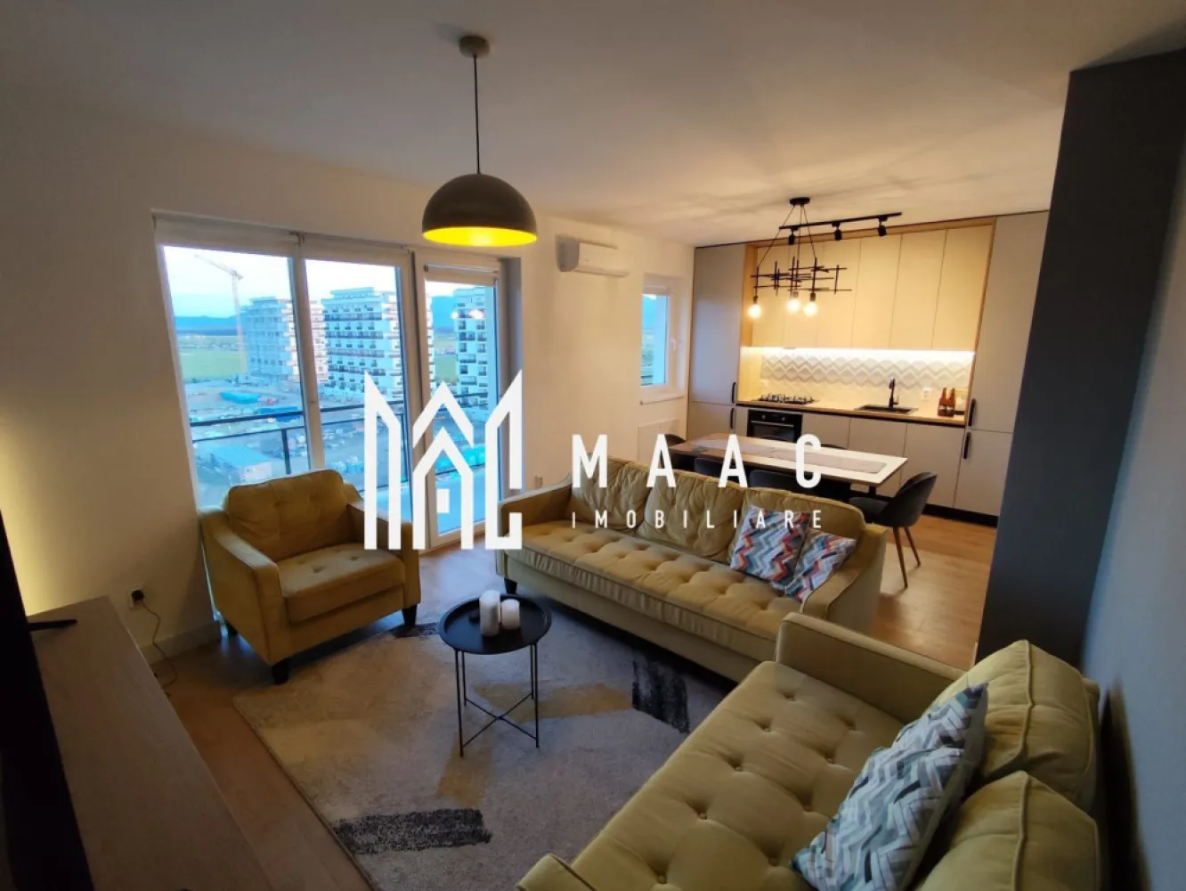 Apartament 3 camere |80MPU| 2 Băi | Terasă | Lift | Șelimbăr - MAAC Imobiliare vă propune spre închiriere un apartament cu 3 camere și 2 băi, aflat la prima închiriere, situat într-un imobil premium. Locuința este definită printr-o estetică modernă, fiind concepută pentru a oferi un standard ridicat de confort și o experiență de locuire impecabilă. Configurație și Detalii de Interior: O suprafață utilă de 80 mp, compartimentat decomandat Două dormitoare, dintre care dormitorul matrimonial beneficiază de baie proprie pentru un plus de intimitate. 2 băi utilate complet (atât cu cadă, cât și cu cabină de duș), una dintre ele având geam pentru o ventilație optimă. Living spațios, inundat de lumină naturală, cu acces către o terasă generoasă. Bucătărie open-space, complet mobilată și utilată (frigider, aragaz, hotă), gata pentru a fi folosită. Încălzire în pardoseală pentru o căldură uniformă și aer condiționat pentru zilele călduroase. Eficiență MAACsimă: Clasa energetică A, ce asigură taxe de întreținere reduse și un consum optimizat Spații diverse de depozitare Poziționat la etajul 8 din 10, apartamentul oferă o vedere panoramică asupra munților Făgăraș și a orașului. Loc de parcare privat într-o zonă securizată cu barieră și supraveghere video, acces facil prin liftul încăpător. Amplasament strategic în apropierea principalelor zone de interes, cu acces pietonal rapid și străzi complet asfaltate și iluminate. Proprietatea este disponibilă imediat pentru cei care doresc să fie primii locatari ai acestui spațiu modern. Condiții închiriere: Termen lung Se percepe o garanție echivalentă unei chirii Nu se acceptă animale de companie. Vă așteptăm să descoperiți rafinamentul acestui apartament în cadrul unei vizionări. Pentru detalii suplimentare, și programări contactați-ne și specificați codul de identificare al proprietății ID: CP3036947. }}