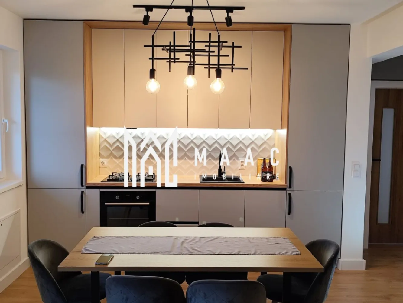 Apartament 3 camere |80MPU| 2 Băi | Terasă | Lift | Șelimbăr - MAAC Imobiliare vă propune spre închiriere un apartament cu 3 camere și 2 băi, aflat la prima închiriere, situat într-un imobil premium. Locuința este definită printr-o estetică modernă, fiind concepută pentru a oferi un standard ridicat de confort și o experiență de locuire impecabilă. Configurație și Detalii de Interior: O suprafață utilă de 80 mp, compartimentat decomandat Două dormitoare, dintre care dormitorul matrimonial beneficiază de baie proprie pentru un plus de intimitate. 2 băi utilate complet (atât cu cadă, cât și cu cabină de duș), una dintre ele având geam pentru o ventilație optimă. Living spațios, inundat de lumină naturală, cu acces către o terasă generoasă. Bucătărie open-space, complet mobilată și utilată (frigider, aragaz, hotă), gata pentru a fi folosită. Încălzire în pardoseală pentru o căldură uniformă și aer condiționat pentru zilele călduroase. Eficiență MAACsimă: Clasa energetică A, ce asigură taxe de întreținere reduse și un consum optimizat Spații diverse de depozitare Poziționat la etajul 8 din 10, apartamentul oferă o vedere panoramică asupra munților Făgăraș și a orașului. Loc de parcare privat într-o zonă securizată cu barieră și supraveghere video, acces facil prin liftul încăpător. Amplasament strategic în apropierea principalelor zone de interes, cu acces pietonal rapid și străzi complet asfaltate și iluminate. Proprietatea este disponibilă imediat pentru cei care doresc să fie primii locatari ai acestui spațiu modern. Condiții închiriere: Termen lung Se percepe o garanție echivalentă unei chirii Nu se acceptă animale de companie. Vă așteptăm să descoperiți rafinamentul acestui apartament în cadrul unei vizionări. Pentru detalii suplimentare, și programări contactați-ne și specificați codul de identificare al proprietății ID: CP3036947. }}