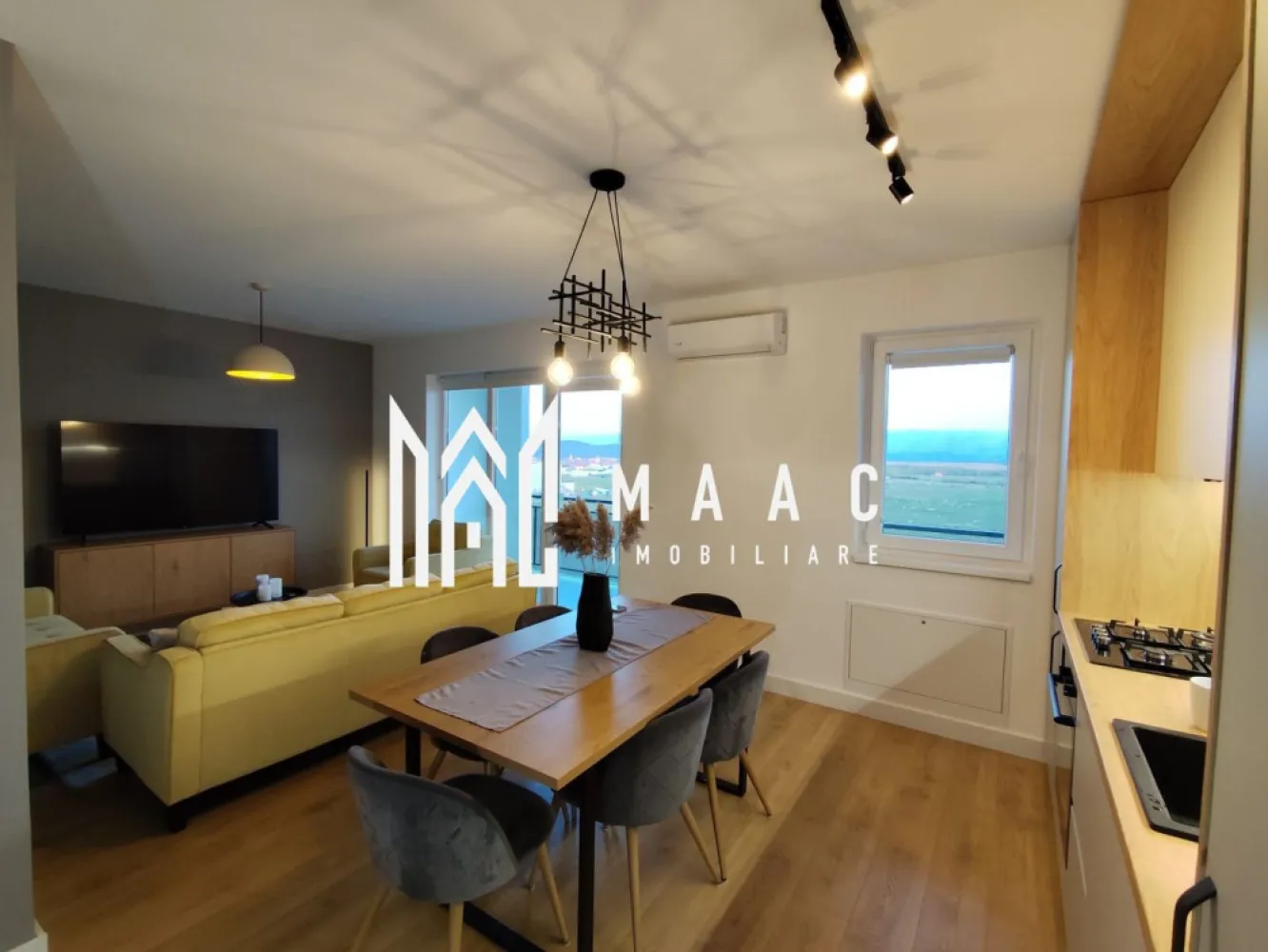 Apartament 3 camere |80MPU| 2 Băi | Terasă | Lift | Șelimbăr - MAAC Imobiliare vă propune spre închiriere un apartament cu 3 camere și 2 băi, aflat la prima închiriere, situat într-un imobil premium. Locuința este definită printr-o estetică modernă, fiind concepută pentru a oferi un standard ridicat de confort și o experiență de locuire impecabilă. Configurație și Detalii de Interior: O suprafață utilă de 80 mp, compartimentat decomandat Două dormitoare, dintre care dormitorul matrimonial beneficiază de baie proprie pentru un plus de intimitate. 2 băi utilate complet (atât cu cadă, cât și cu cabină de duș), una dintre ele având geam pentru o ventilație optimă. Living spațios, inundat de lumină naturală, cu acces către o terasă generoasă. Bucătărie open-space, complet mobilată și utilată (frigider, aragaz, hotă), gata pentru a fi folosită. Încălzire în pardoseală pentru o căldură uniformă și aer condiționat pentru zilele călduroase. Eficiență MAACsimă: Clasa energetică A, ce asigură taxe de întreținere reduse și un consum optimizat Spații diverse de depozitare Poziționat la etajul 8 din 10, apartamentul oferă o vedere panoramică asupra munților Făgăraș și a orașului. Loc de parcare privat într-o zonă securizată cu barieră și supraveghere video, acces facil prin liftul încăpător. Amplasament strategic în apropierea principalelor zone de interes, cu acces pietonal rapid și străzi complet asfaltate și iluminate. Proprietatea este disponibilă imediat pentru cei care doresc să fie primii locatari ai acestui spațiu modern. Condiții închiriere: Termen lung Se percepe o garanție echivalentă unei chirii Nu se acceptă animale de companie. Vă așteptăm să descoperiți rafinamentul acestui apartament în cadrul unei vizionări. Pentru detalii suplimentare, și programări contactați-ne și specificați codul de identificare al proprietății ID: CP3036947. }}