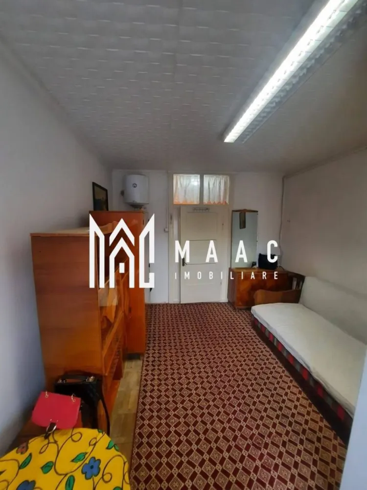 Garsoniera I Etajul 2 I 21 mp I Cisnădie - MAAC Imobiliare vă propune spre vânzare o garsonieră cochetă, situată în Cisnădie, ideală atât pentru locuit, cât și pentru investiție. Locuința este amplasată la etajul 2 din 2 al unui imobil prevăzut cu acoperiș, oferind un plus de confort și protecție. Garsoniera are o suprafață de 24 mp și este compartimentată eficient, fiind compusă dintr-o cameră luminoasă, chicinetă practică, hol și baie. Spațiul este bine organizat, ușor de întreținut și potrivit pentru o persoană sau un cuplu la început de drum. Zona este liniștită, cu acces facil către punctele de interes din oraș. Pentru mai multe detalii precizați că ați văzut anunțul cu ID CP3037766 }}