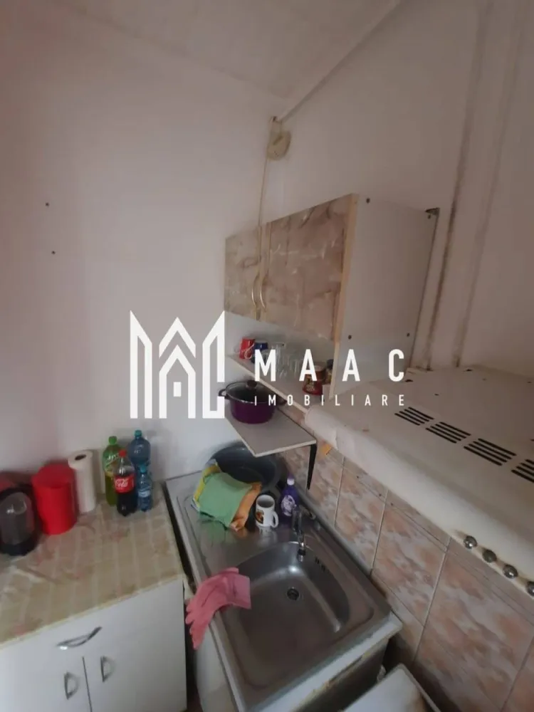 Garsoniera I Etajul 2 I 21 mp I Cisnădie - MAAC Imobiliare vă propune spre vânzare o garsonieră cochetă, situată în Cisnădie, ideală atât pentru locuit, cât și pentru investiție. Locuința este amplasată la etajul 2 din 2 al unui imobil prevăzut cu acoperiș, oferind un plus de confort și protecție. Garsoniera are o suprafață de 24 mp și este compartimentată eficient, fiind compusă dintr-o cameră luminoasă, chicinetă practică, hol și baie. Spațiul este bine organizat, ușor de întreținut și potrivit pentru o persoană sau un cuplu la început de drum. Zona este liniștită, cu acces facil către punctele de interes din oraș. Pentru mai multe detalii precizați că ați văzut anunțul cu ID CP3037766 }}