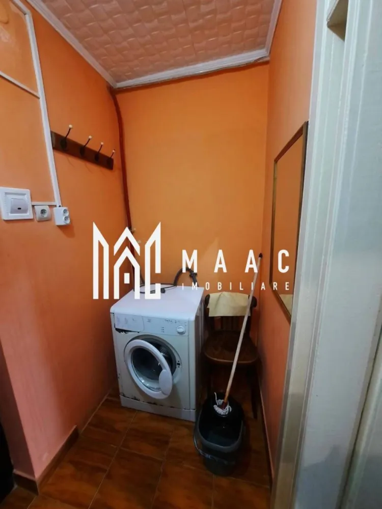 Garsoniera I Etajul 2 I 21 mp I Cisnădie - MAAC Imobiliare vă propune spre vânzare o garsonieră cochetă, situată în Cisnădie, ideală atât pentru locuit, cât și pentru investiție. Locuința este amplasată la etajul 2 din 2 al unui imobil prevăzut cu acoperiș, oferind un plus de confort și protecție. Garsoniera are o suprafață de 24 mp și este compartimentată eficient, fiind compusă dintr-o cameră luminoasă, chicinetă practică, hol și baie. Spațiul este bine organizat, ușor de întreținut și potrivit pentru o persoană sau un cuplu la început de drum. Zona este liniștită, cu acces facil către punctele de interes din oraș. Pentru mai multe detalii precizați că ați văzut anunțul cu ID CP3037766 }}