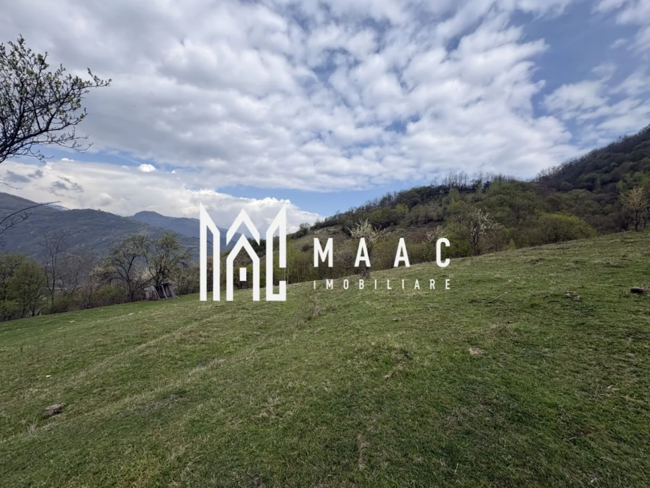 Teren de vânzare, 7750 mp I Orientare sudică I Caineni - MAAC Imobiliare va propune spre vânzare 7700 mp de teren în comuna Caineni la marginea satului Greblesti. Terenul are o usoara inclinatie, iar suprafata are o forma patrata 80/97 mp. Este situat la 2 km de drumul național, râul Olt și viitoarea autostradă Sibiu -București. Accesul este ușor pe un drum de pământ, curentul se află la o distanță de aproximativ 200 m. Pentru mai multe detalii precizați ca ati văzut anunțul cu ID CP2874139 }}