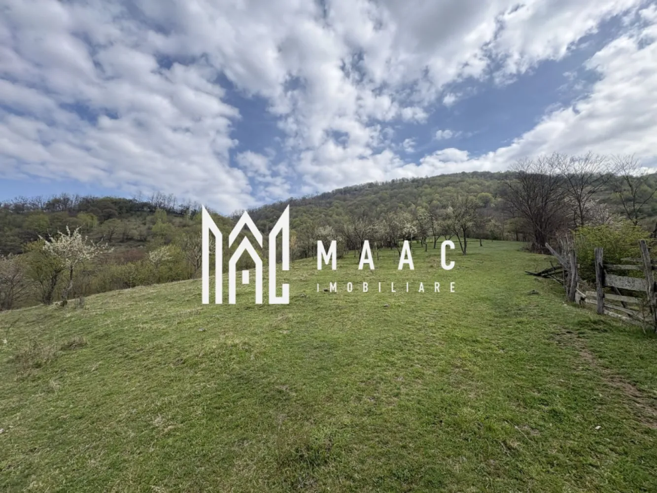 Teren de vânzare, 7750 mp I Orientare sudică I Caineni - MAAC Imobiliare va propune spre vânzare 7700 mp de teren în comuna Caineni la marginea satului Greblesti. Terenul are o usoara inclinatie, iar suprafata are o forma patrata 80/97 mp. Este situat la 2 km de drumul național, râul Olt și viitoarea autostradă Sibiu -București. Accesul este ușor pe un drum de pământ, curentul se află la o distanță de aproximativ 200 m. Pentru mai multe detalii precizați ca ati văzut anunțul cu ID CP2874139 }}