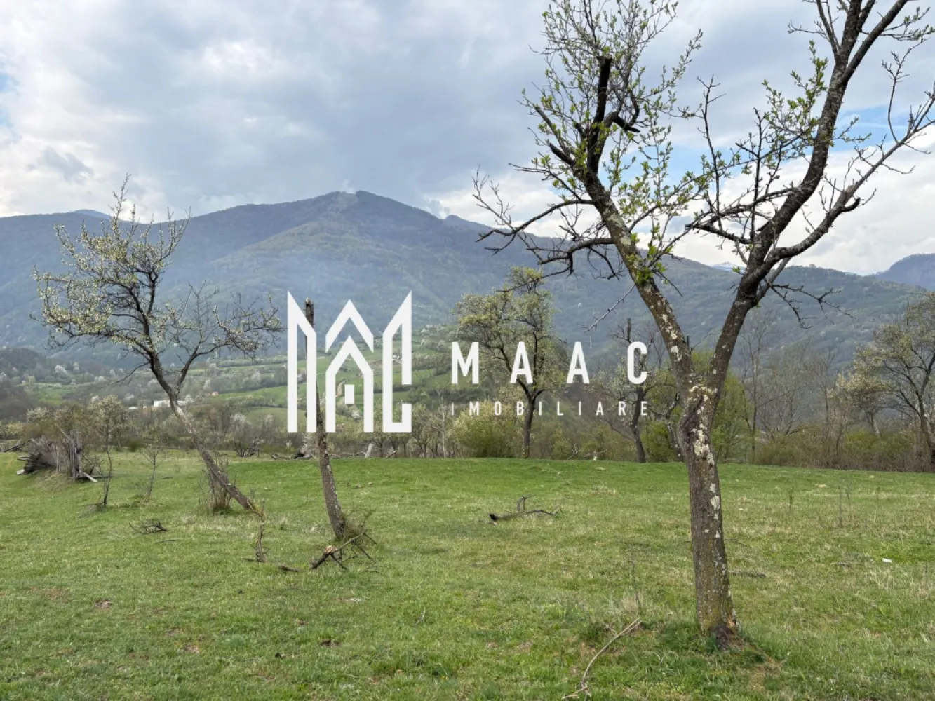 Teren de vânzare, 7750 mp I Orientare sudică I Caineni - MAAC Imobiliare va propune spre vânzare 7700 mp de teren în comuna Caineni la marginea satului Greblesti. Terenul are o usoara inclinatie, iar suprafata are o forma patrata 80/97 mp. Este situat la 2 km de drumul național, râul Olt și viitoarea autostradă Sibiu -București. Accesul este ușor pe un drum de pământ, curentul se află la o distanță de aproximativ 200 m. Pentru mai multe detalii precizați ca ati văzut anunțul cu ID CP2874139 }}