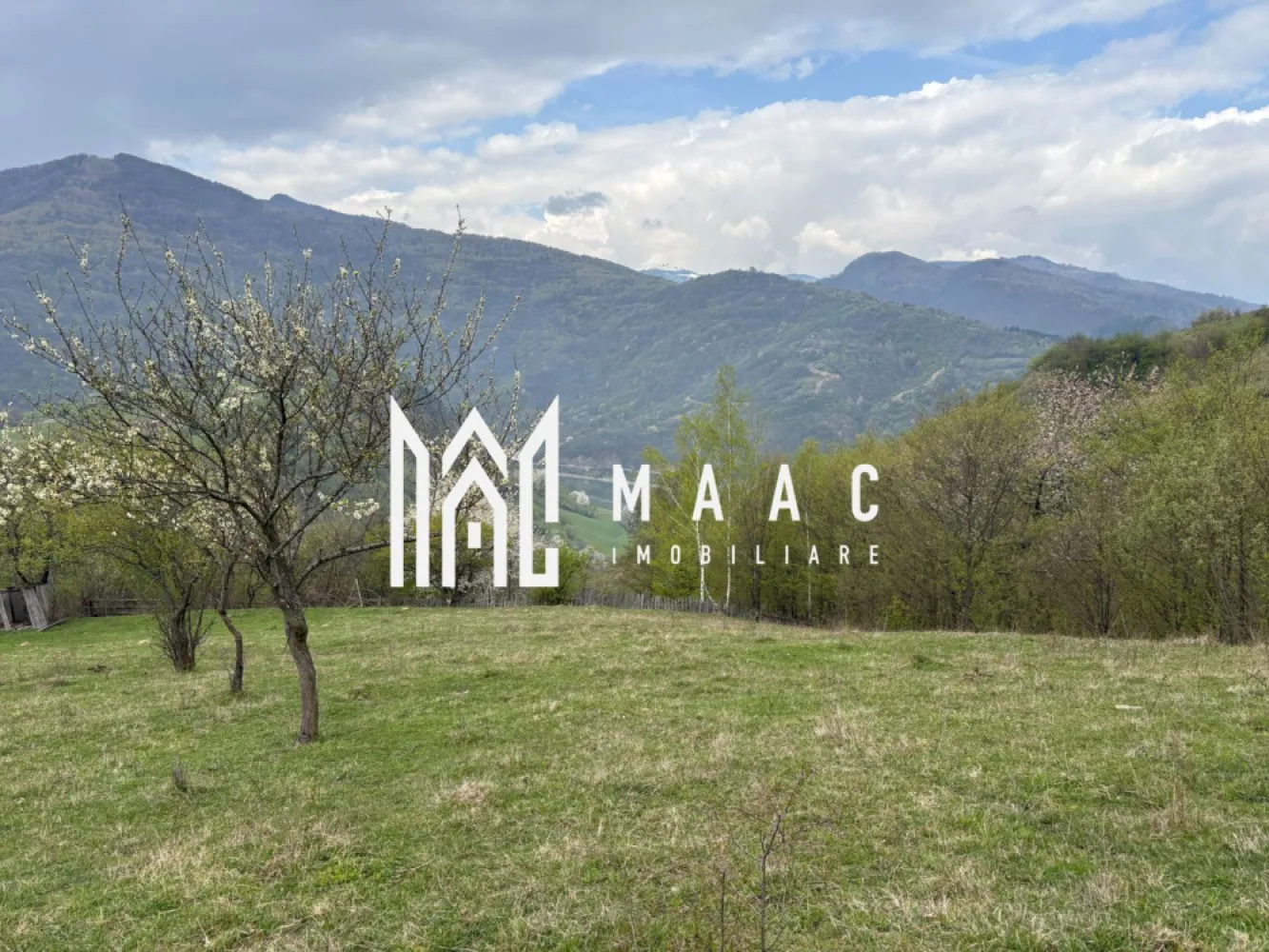 Teren de vânzare, 7750 mp I Orientare sudică I Caineni - MAAC Imobiliare va propune spre vânzare 7700 mp de teren în comuna Caineni la marginea satului Greblesti. Terenul are o usoara inclinatie, iar suprafata are o forma patrata 80/97 mp. Este situat la 2 km de drumul național, râul Olt și viitoarea autostradă Sibiu -București. Accesul este ușor pe un drum de pământ, curentul se află la o distanță de aproximativ 200 m. Pentru mai multe detalii precizați ca ati văzut anunțul cu ID CP2874139 }}