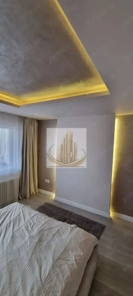 Apartament 4 camere, 76mp + 3 balcoane, zona Calea Aradului - Grand Mobilis Imobiliare vă propune spre vânzare un apartament primitor cu 4 camere, situat în zona Calea Aradului Vest – una dintre cele mai apreciate și bine conectate zone din Timișoara. Acest apartament nu este doar o proprietate, ci poate deveni cu ușurință un cămin ideal, unde confortul, liniștea și accesul facil către tot ce aveți nevoie se îmbină perfect. 📐 Detalii proprietate: Suprafață utilă: 76.1 mp Suprafață totală (cu balcoane): 85.5 mp Compartimentare: 4 camere decomandate, luminoase și bine proporționate 3 balcoane – spații perfecte pentru relaxare, cafeaua de dimineață sau depozitare Boxă la subsol– un plus important pentru organizare 🏢 Avantaje imobil: Apartamentul se vinde complet mobilat si utilat. Imobil cu doar 2 apartamente pe etaj, oferind un plus de liniște și intimitate Încălzire prin termoficare, cu posibilitate de montare a unei centrale proprii Apartament cu vedere pe ambele părți, lumină naturală pe tot parcursul zilei Atmosferă liniștită, ideală pentru locuit 📍 Locație excelentă: Poziționat într-o zonă echilibrată, apartamentul oferă liniștea de care aveți nevoie acasă, dar și acces rapid către oraș: Magazine, farmacii, școli și mijloace de transport în imediata apropiere Acces facil către principalele artere ale orașului La doar câteva minute de Iulius Town 💼 Potrivit pentru: ✔️ Familii care își doresc un cămin spațios, într-o zonă liniștită, dar bine conectată ✔️ Investitori, datorită randamentului ridicat de închiriere din zonă, atât pe termen lung, cât și în regim hotelier 💰 Preț: 137.900 € 📞 Pentru mai multe detalii sau pentru a programa o vizionare, vă stăm cu drag la dispoziție! }}