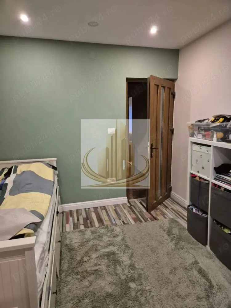 Apartament 4 camere, 76mp + 3 balcoane, zona Calea Aradului - Grand Mobilis Imobiliare vă propune spre vânzare un apartament primitor cu 4 camere, situat în zona Calea Aradului Vest – una dintre cele mai apreciate și bine conectate zone din Timișoara. Acest apartament nu este doar o proprietate, ci poate deveni cu ușurință un cămin ideal, unde confortul, liniștea și accesul facil către tot ce aveți nevoie se îmbină perfect. 📐 Detalii proprietate: Suprafață utilă: 76.1 mp Suprafață totală (cu balcoane): 85.5 mp Compartimentare: 4 camere decomandate, luminoase și bine proporționate 3 balcoane – spații perfecte pentru relaxare, cafeaua de dimineață sau depozitare Boxă la subsol– un plus important pentru organizare 🏢 Avantaje imobil: Apartamentul se vinde complet mobilat si utilat. Imobil cu doar 2 apartamente pe etaj, oferind un plus de liniște și intimitate Încălzire prin termoficare, cu posibilitate de montare a unei centrale proprii Apartament cu vedere pe ambele părți, lumină naturală pe tot parcursul zilei Atmosferă liniștită, ideală pentru locuit 📍 Locație excelentă: Poziționat într-o zonă echilibrată, apartamentul oferă liniștea de care aveți nevoie acasă, dar și acces rapid către oraș: Magazine, farmacii, școli și mijloace de transport în imediata apropiere Acces facil către principalele artere ale orașului La doar câteva minute de Iulius Town 💼 Potrivit pentru: ✔️ Familii care își doresc un cămin spațios, într-o zonă liniștită, dar bine conectată ✔️ Investitori, datorită randamentului ridicat de închiriere din zonă, atât pe termen lung, cât și în regim hotelier 💰 Preț: 137.900 € 📞 Pentru mai multe detalii sau pentru a programa o vizionare, vă stăm cu drag la dispoziție! }}