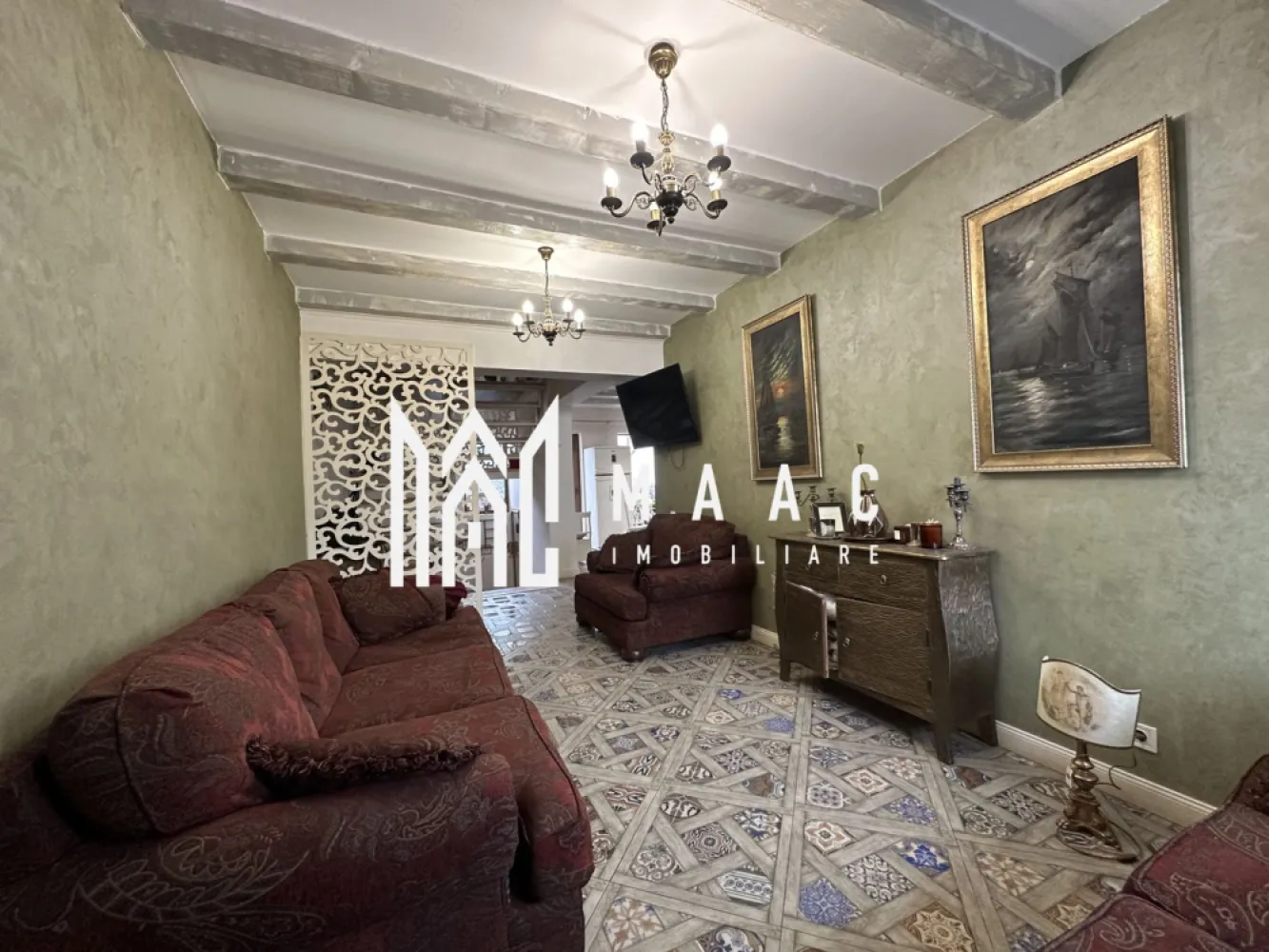 Apartament La Casă | 4 Camere | 120 MPU | Bulevardul Victoriei - MAAC Imobiliare vă propune spre vânzare un apartament spațios cu 4 camere, situat într-o casă cu regim redus de înălțime, în zona Bulevardul Victoriei, una dintre cele mai apreciate zone rezidențiale din Sibiu. Proprietatea are o suprafață utilă de aproximativ 120 mp și este dispusă pe două niveluri, oferind spațiu generos și confort pentru o familie. În imobil se regăsesc doar 3 apartamente pe casa scării, ceea ce asigură intimitate și un mediu liniștit. Compartimentare • living spațios • bucătărie • 3 dormitoare • 2 băi • terasă de aproximativ 18 mp Dotări și avantaje • încălzire în pardoseală • apartamentul se vinde complet mobilat • pivniță pentru depozitare • curte comună • construcție realizată în 2015 • zonă foarte bine cotată, aproape de parcuri, școli, restaurante și puncte de interes ale orașului Pentru mai multe detalii sau pentru programarea unei vizionări, vă rugăm să ne contactați și să menționați ID-ul proprietății: CP2962652. }}