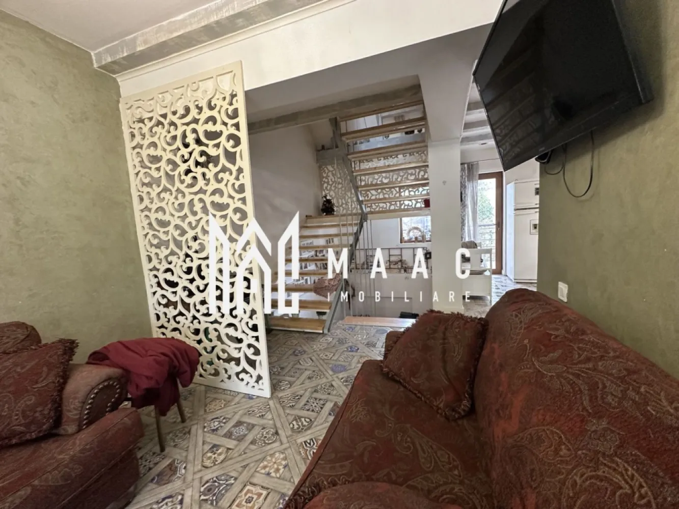 Apartament La Casă | 4 Camere | 120 MPU | Bulevardul Victoriei - MAAC Imobiliare vă propune spre vânzare un apartament spațios cu 4 camere, situat într-o casă cu regim redus de înălțime, în zona Bulevardul Victoriei, una dintre cele mai apreciate zone rezidențiale din Sibiu. Proprietatea are o suprafață utilă de aproximativ 120 mp și este dispusă pe două niveluri, oferind spațiu generos și confort pentru o familie. În imobil se regăsesc doar 3 apartamente pe casa scării, ceea ce asigură intimitate și un mediu liniștit. Compartimentare • living spațios • bucătărie • 3 dormitoare • 2 băi • terasă de aproximativ 18 mp Dotări și avantaje • încălzire în pardoseală • apartamentul se vinde complet mobilat • pivniță pentru depozitare • curte comună • construcție realizată în 2015 • zonă foarte bine cotată, aproape de parcuri, școli, restaurante și puncte de interes ale orașului Pentru mai multe detalii sau pentru programarea unei vizionări, vă rugăm să ne contactați și să menționați ID-ul proprietății: CP2962652. }}