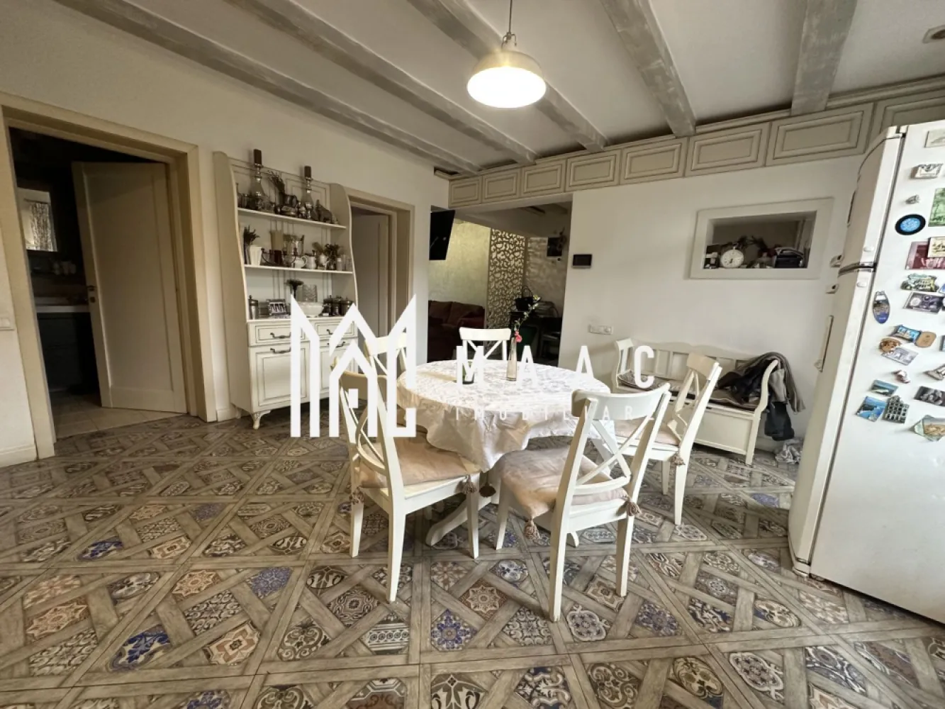 Apartament La Casă | 4 Camere | 120 MPU | Bulevardul Victoriei - MAAC Imobiliare vă propune spre vânzare un apartament spațios cu 4 camere, situat într-o casă cu regim redus de înălțime, în zona Bulevardul Victoriei, una dintre cele mai apreciate zone rezidențiale din Sibiu. Proprietatea are o suprafață utilă de aproximativ 120 mp și este dispusă pe două niveluri, oferind spațiu generos și confort pentru o familie. În imobil se regăsesc doar 3 apartamente pe casa scării, ceea ce asigură intimitate și un mediu liniștit. Compartimentare • living spațios • bucătărie • 3 dormitoare • 2 băi • terasă de aproximativ 18 mp Dotări și avantaje • încălzire în pardoseală • apartamentul se vinde complet mobilat • pivniță pentru depozitare • curte comună • construcție realizată în 2015 • zonă foarte bine cotată, aproape de parcuri, școli, restaurante și puncte de interes ale orașului Pentru mai multe detalii sau pentru programarea unei vizionări, vă rugăm să ne contactați și să menționați ID-ul proprietății: CP2962652. }}