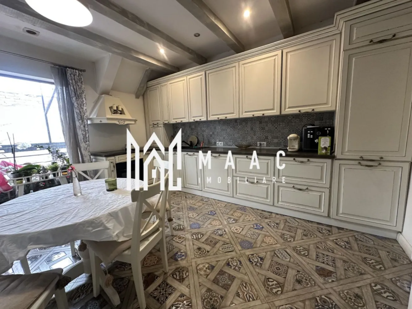 Apartament La Casă | 4 Camere | 120 MPU | Bulevardul Victoriei - MAAC Imobiliare vă propune spre vânzare un apartament spațios cu 4 camere, situat într-o casă cu regim redus de înălțime, în zona Bulevardul Victoriei, una dintre cele mai apreciate zone rezidențiale din Sibiu. Proprietatea are o suprafață utilă de aproximativ 120 mp și este dispusă pe două niveluri, oferind spațiu generos și confort pentru o familie. În imobil se regăsesc doar 3 apartamente pe casa scării, ceea ce asigură intimitate și un mediu liniștit. Compartimentare • living spațios • bucătărie • 3 dormitoare • 2 băi • terasă de aproximativ 18 mp Dotări și avantaje • încălzire în pardoseală • apartamentul se vinde complet mobilat • pivniță pentru depozitare • curte comună • construcție realizată în 2015 • zonă foarte bine cotată, aproape de parcuri, școli, restaurante și puncte de interes ale orașului Pentru mai multe detalii sau pentru programarea unei vizionări, vă rugăm să ne contactați și să menționați ID-ul proprietății: CP2962652. }}