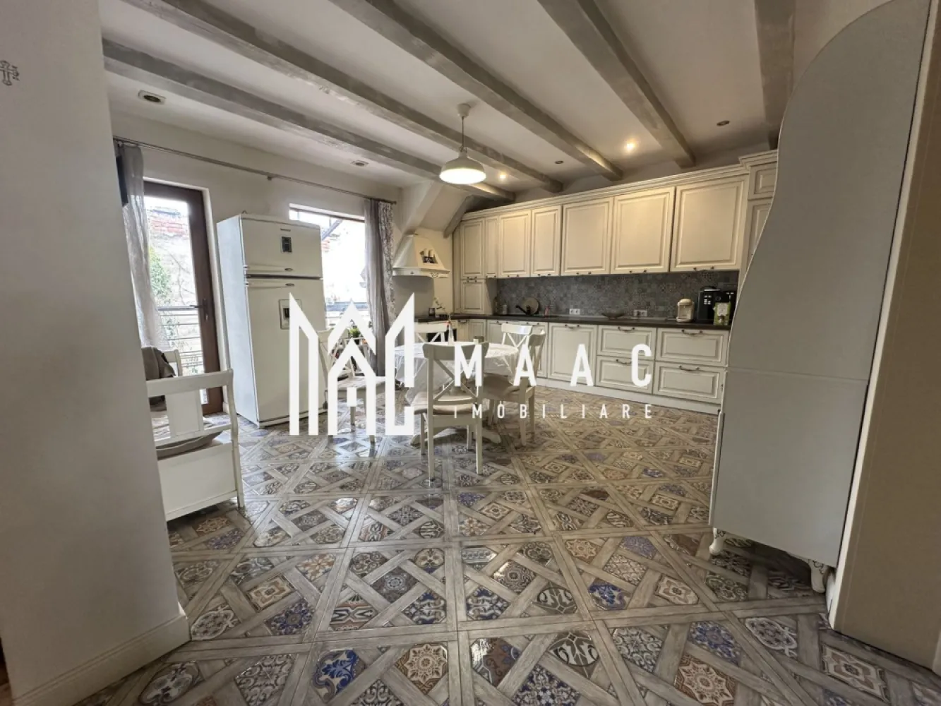 Apartament La Casă | 4 Camere | 120 MPU | Bulevardul Victoriei - MAAC Imobiliare vă propune spre vânzare un apartament spațios cu 4 camere, situat într-o casă cu regim redus de înălțime, în zona Bulevardul Victoriei, una dintre cele mai apreciate zone rezidențiale din Sibiu. Proprietatea are o suprafață utilă de aproximativ 120 mp și este dispusă pe două niveluri, oferind spațiu generos și confort pentru o familie. În imobil se regăsesc doar 3 apartamente pe casa scării, ceea ce asigură intimitate și un mediu liniștit. Compartimentare • living spațios • bucătărie • 3 dormitoare • 2 băi • terasă de aproximativ 18 mp Dotări și avantaje • încălzire în pardoseală • apartamentul se vinde complet mobilat • pivniță pentru depozitare • curte comună • construcție realizată în 2015 • zonă foarte bine cotată, aproape de parcuri, școli, restaurante și puncte de interes ale orașului Pentru mai multe detalii sau pentru programarea unei vizionări, vă rugăm să ne contactați și să menționați ID-ul proprietății: CP2962652. }}