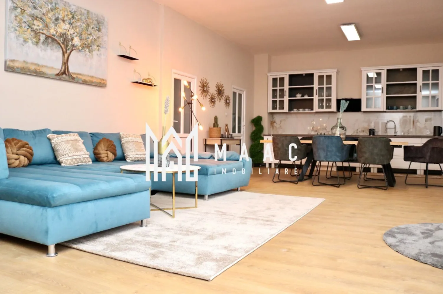 Apartament 4 camere | 2 bai | Modern | Curte | Central - MAAC Imobiliare propune spre inchiriere un apartament cu 4 camere, situat central, spațios, liniștit și luminos, amplasat in zona centrala din Cisnadie. Locuinta este alcatuita din 3 dormitoare, living cu bucatarie open-space, 2 bai, hol. Accesul imobilului se face printr-o curte privata. Zona linistita cu putini vecini. Apartamentul se prezinta impecabil, acesta fiind. renovat modern cu mobilier si electrocasnice de calitate. Pentru mai multe detalii specificati: CP3017621 }}