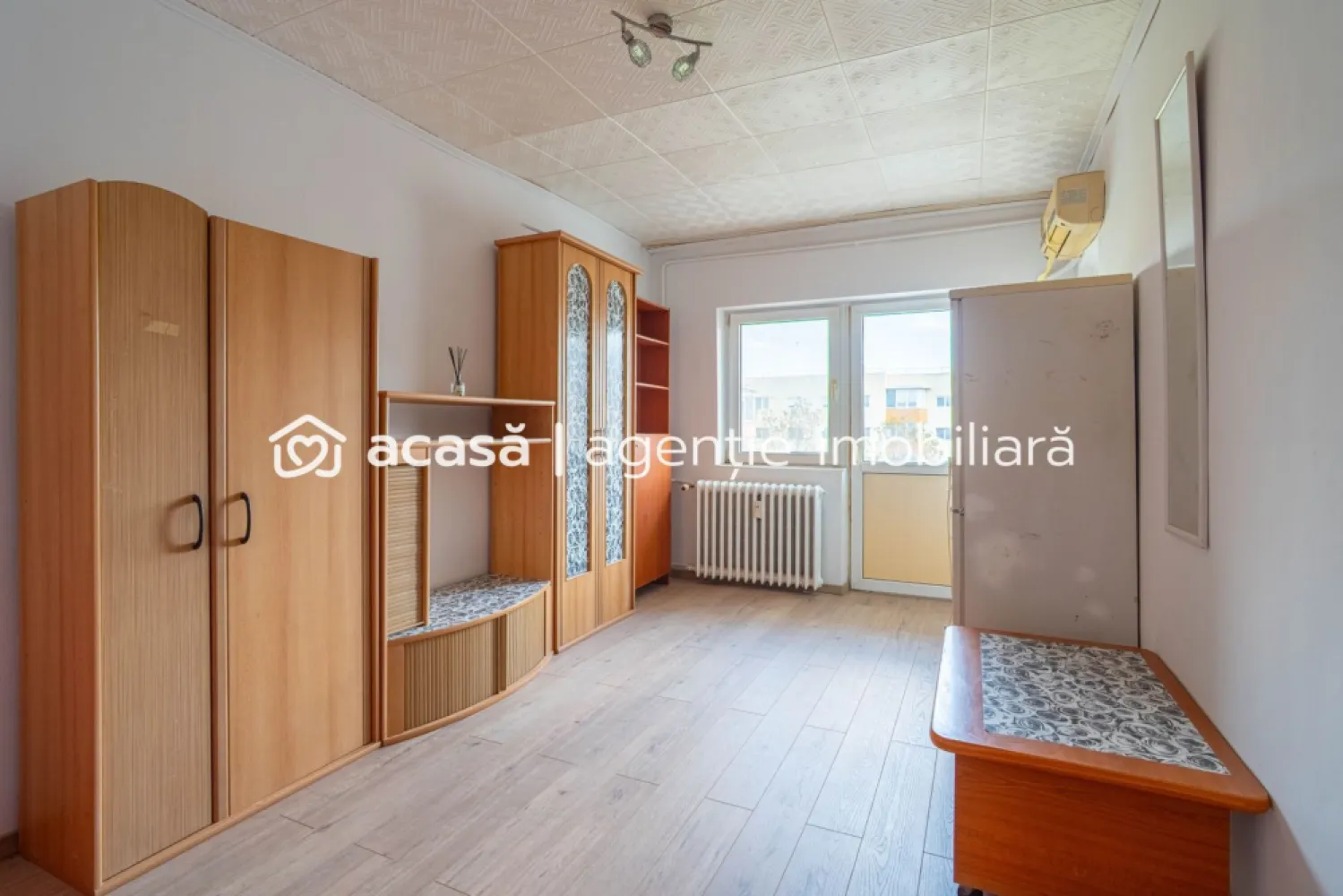 Apartament 1 cameră, Zonă Confecții - Arad - Apartament cu o cameră, 45 mp, în zona Confecții - Lângă Universitate. Datorită poziționării excelente în proximitatea polului universitar, proprietatea reprezintă o oportunitate ideală pentru investiție (închiriere imediată) sau pentru locuință personală. Specificații Tehnice & Compartimentare: • Suprafață: 45 mp (conform C.F.); • Etaj: 4 din 4; • Compartimentare: Cameră de zi, bucătărie separată, baie cu aerisire și hol; • Sistem Încălzire: Termoficare (CET); • Dotări: Se vinde complet mobilat, permițând ocuparea imediată. Avantaje și Localizare: • Randament Investițional: Situat la doar câteva minute de Universitatea „Aurel Vlaicu”, apartamentul are un potențial de închiriere ridicat pe tot parcursul anului; • Facilități în zonă: Acces rapid la transport în comun, supermarketuri și zone verzi. Detalii Financiare: • Preț: 45.000 Euro; • Disponibilitate: Imediată. Pentru informații suplimentare sau pentru a programa o vizionare, vă stau la dispoziție! 📞 Contact: 0742267773 Andreea Szuchanszki consultant imobiliar Nu dispui de toată suma? Te ajutăm noi gratuit! Îți obținem oferte de la 16 bănci Ai o proprietate de vânzare în Arad și vrei să știi cât valorează cu adevărat? Sună-mă pentru o evaluare GRATUITĂ! Birou: ACASĂ | Agenție imobiliară Arad Adresă: Bulevardul Decebal 2, Arad 310133 }}