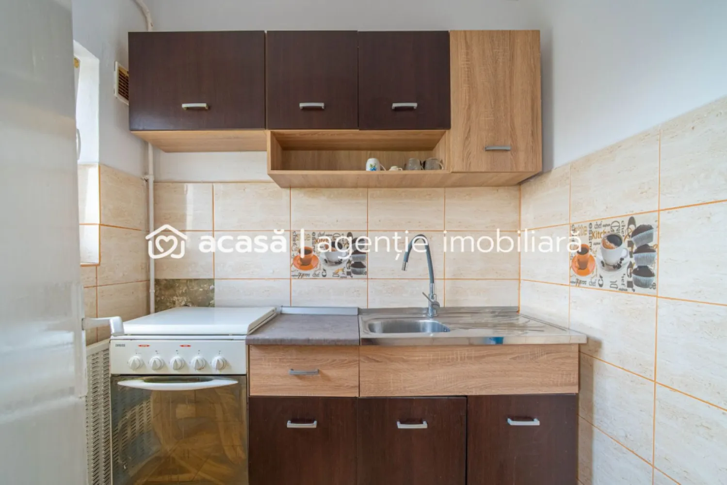 Apartament 1 cameră, Zonă Confecții - Arad - Apartament cu o cameră, 45 mp, în zona Confecții - Lângă Universitate. Datorită poziționării excelente în proximitatea polului universitar, proprietatea reprezintă o oportunitate ideală pentru investiție (închiriere imediată) sau pentru locuință personală. Specificații Tehnice & Compartimentare: • Suprafață: 45 mp (conform C.F.); • Etaj: 4 din 4; • Compartimentare: Cameră de zi, bucătărie separată, baie cu aerisire și hol; • Sistem Încălzire: Termoficare (CET); • Dotări: Se vinde complet mobilat, permițând ocuparea imediată. Avantaje și Localizare: • Randament Investițional: Situat la doar câteva minute de Universitatea „Aurel Vlaicu”, apartamentul are un potențial de închiriere ridicat pe tot parcursul anului; • Facilități în zonă: Acces rapid la transport în comun, supermarketuri și zone verzi. Detalii Financiare: • Preț: 45.000 Euro; • Disponibilitate: Imediată. Pentru informații suplimentare sau pentru a programa o vizionare, vă stau la dispoziție! 📞 Contact: 0742267773 Andreea Szuchanszki consultant imobiliar Nu dispui de toată suma? Te ajutăm noi gratuit! Îți obținem oferte de la 16 bănci Ai o proprietate de vânzare în Arad și vrei să știi cât valorează cu adevărat? Sună-mă pentru o evaluare GRATUITĂ! Birou: ACASĂ | Agenție imobiliară Arad Adresă: Bulevardul Decebal 2, Arad 310133 }}