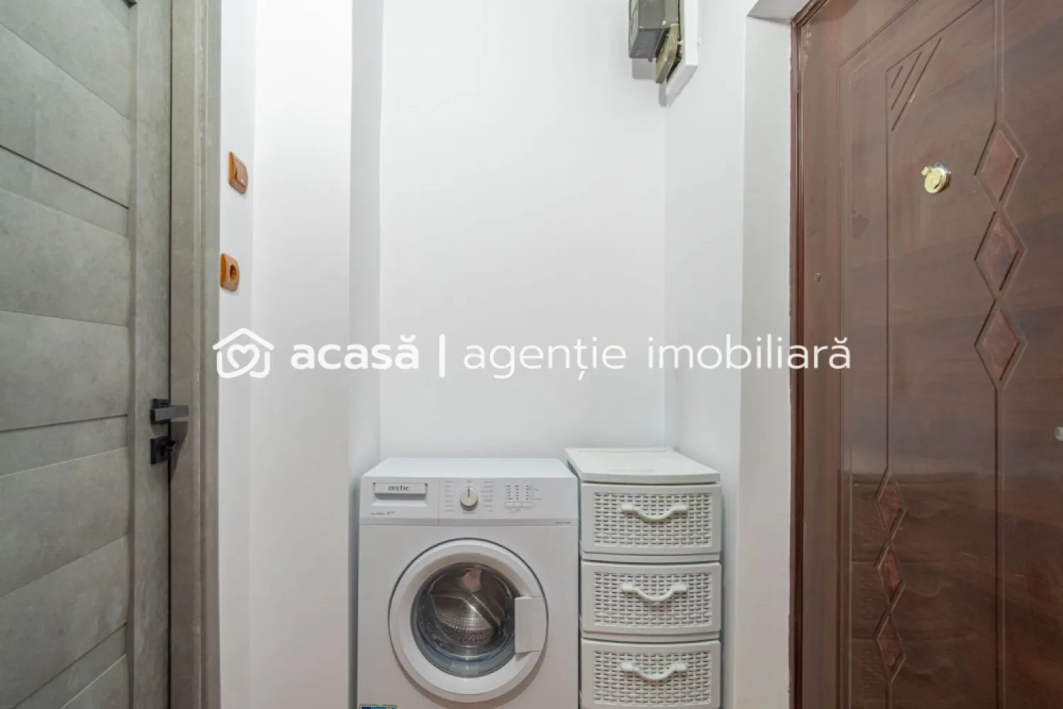 Apartament 1 cameră, Zonă Confecții - Arad - Apartament cu o cameră, 45 mp, în zona Confecții - Lângă Universitate. Datorită poziționării excelente în proximitatea polului universitar, proprietatea reprezintă o oportunitate ideală pentru investiție (închiriere imediată) sau pentru locuință personală. Specificații Tehnice & Compartimentare: • Suprafață: 45 mp (conform C.F.); • Etaj: 4 din 4; • Compartimentare: Cameră de zi, bucătărie separată, baie cu aerisire și hol; • Sistem Încălzire: Termoficare (CET); • Dotări: Se vinde complet mobilat, permițând ocuparea imediată. Avantaje și Localizare: • Randament Investițional: Situat la doar câteva minute de Universitatea „Aurel Vlaicu”, apartamentul are un potențial de închiriere ridicat pe tot parcursul anului; • Facilități în zonă: Acces rapid la transport în comun, supermarketuri și zone verzi. Detalii Financiare: • Preț: 45.000 Euro; • Disponibilitate: Imediată. Pentru informații suplimentare sau pentru a programa o vizionare, vă stau la dispoziție! 📞 Contact: 0742267773 Andreea Szuchanszki consultant imobiliar Nu dispui de toată suma? Te ajutăm noi gratuit! Îți obținem oferte de la 16 bănci Ai o proprietate de vânzare în Arad și vrei să știi cât valorează cu adevărat? Sună-mă pentru o evaluare GRATUITĂ! Birou: ACASĂ | Agenție imobiliară Arad Adresă: Bulevardul Decebal 2, Arad 310133 }}