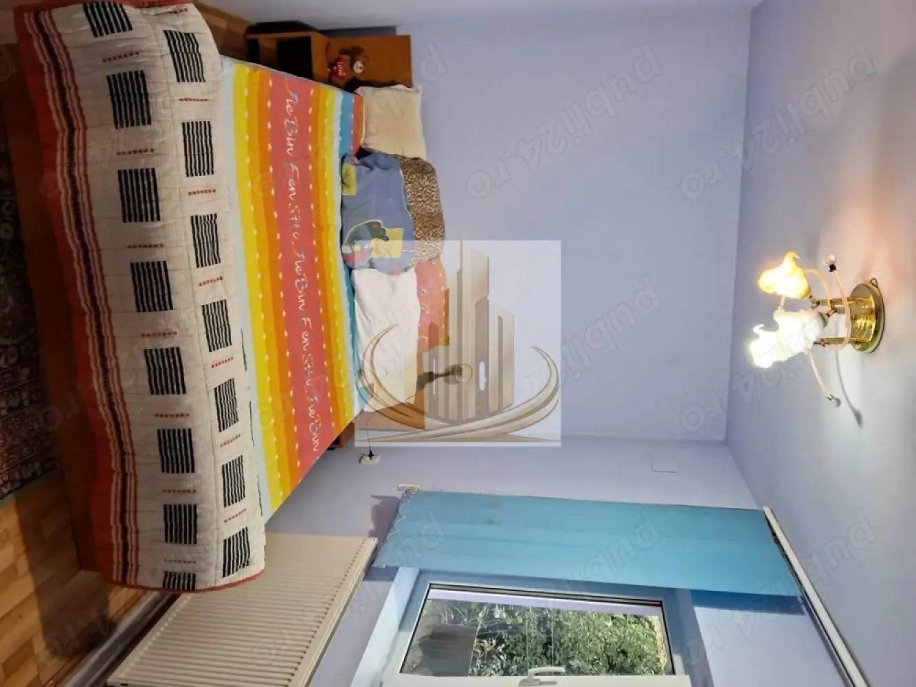 Grand Mobilis Apartament la parterul unei case de închiriat, elegant. - Locuința este complet mobilată și utilată, fiind pregătită pentru mutare imediată. Dispune de baie și bucătărie complet echipată,are si un living spatios , iar încălzirea se realizează prin centrală proprie pe gaz. Se adresează în mod preferențial studenților sau unui cuplu, pentru 1-2 persoane. Nu se acceptă fumatul în interior și animalele de companie. Apartamentul beneficiază de o amplasare într-o zonă liniștită, potrivită pentru relaxare, oferind totodată acces facil către punctele de interes din oraș. }}