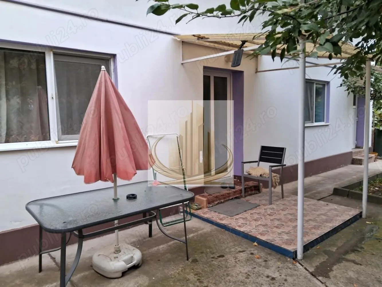 Grand Mobilis Apartament la parterul unei case de închiriat, elegant. - Locuința este complet mobilată și utilată, fiind pregătită pentru mutare imediată. Dispune de baie și bucătărie complet echipată,are si un living spatios , iar încălzirea se realizează prin centrală proprie pe gaz. Se adresează în mod preferențial studenților sau unui cuplu, pentru 1-2 persoane. Nu se acceptă fumatul în interior și animalele de companie. Apartamentul beneficiază de o amplasare într-o zonă liniștită, potrivită pentru relaxare, oferind totodată acces facil către punctele de interes din oraș. }}