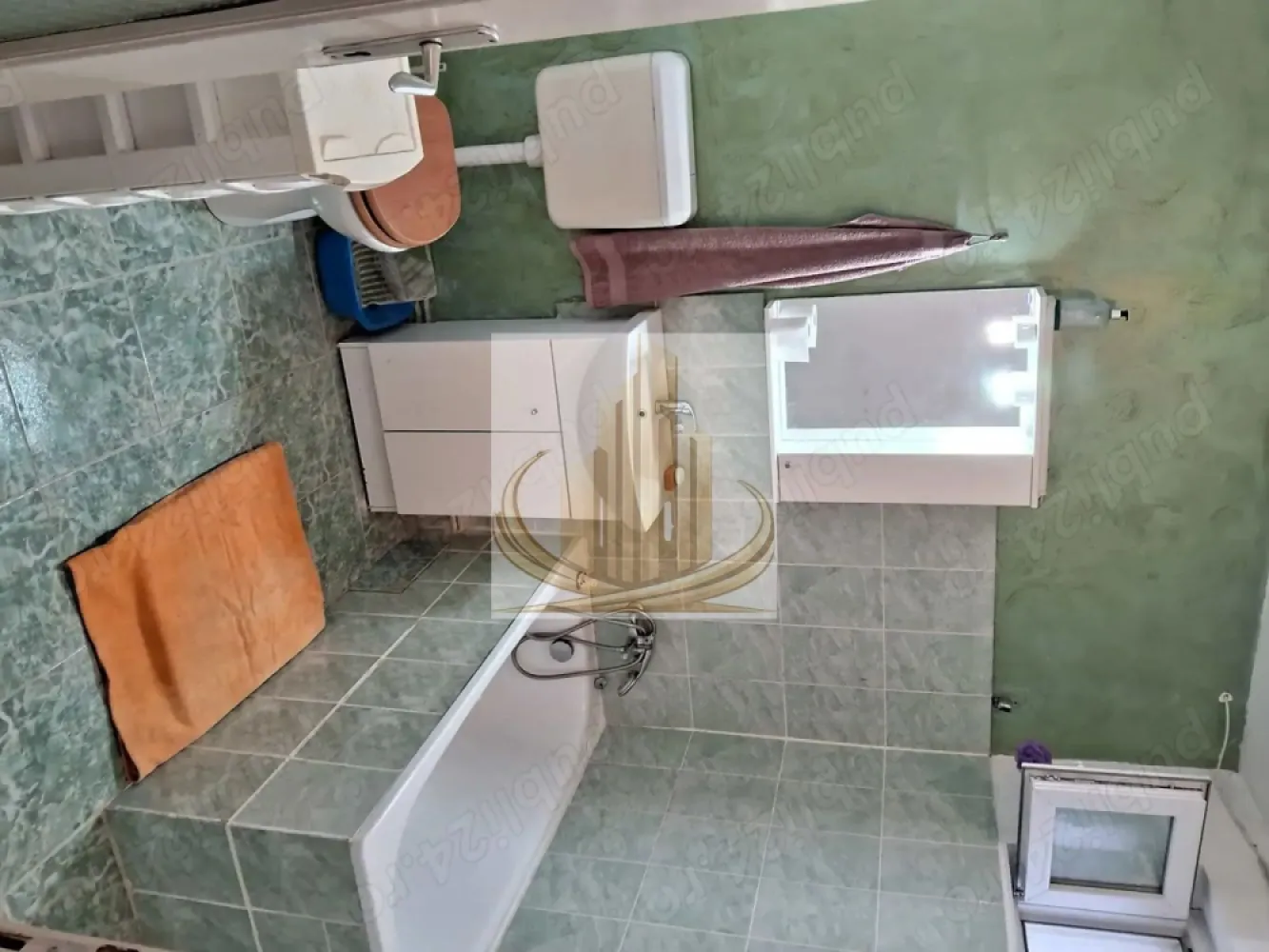 Grand Mobilis Apartament la parterul unei case de închiriat, elegant. - Locuința este complet mobilată și utilată, fiind pregătită pentru mutare imediată. Dispune de baie și bucătărie complet echipată,are si un living spatios , iar încălzirea se realizează prin centrală proprie pe gaz. Se adresează în mod preferențial studenților sau unui cuplu, pentru 1-2 persoane. Nu se acceptă fumatul în interior și animalele de companie. Apartamentul beneficiază de o amplasare într-o zonă liniștită, potrivită pentru relaxare, oferind totodată acces facil către punctele de interes din oraș. }}