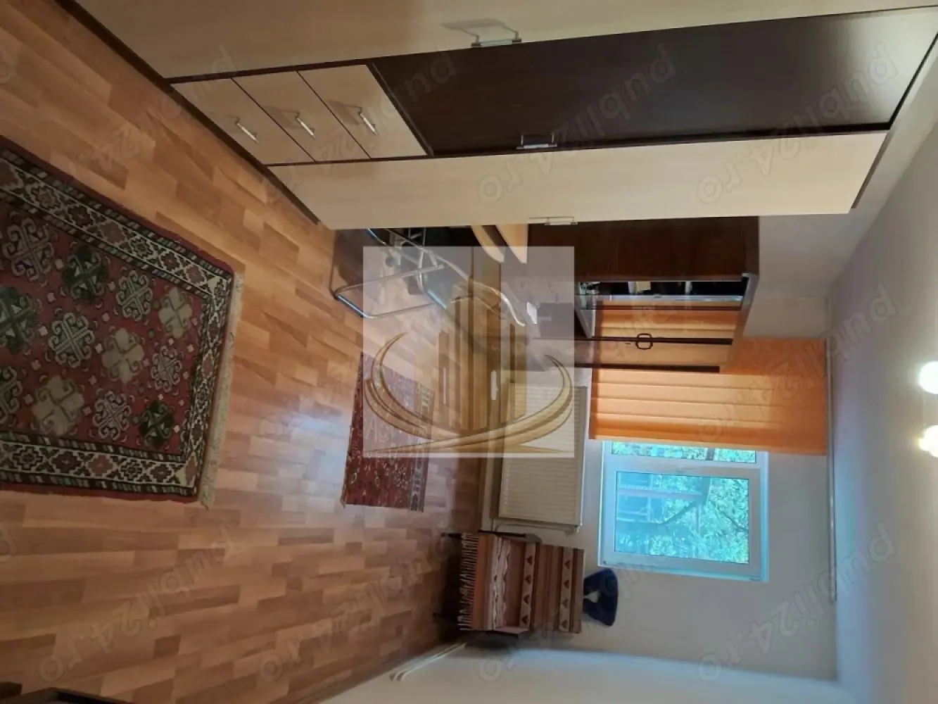 Grand Mobilis Apartament la parterul unei case de închiriat, elegant. - Locuința este complet mobilată și utilată, fiind pregătită pentru mutare imediată. Dispune de baie și bucătărie complet echipată,are si un living spatios , iar încălzirea se realizează prin centrală proprie pe gaz. Se adresează în mod preferențial studenților sau unui cuplu, pentru 1-2 persoane. Nu se acceptă fumatul în interior și animalele de companie. Apartamentul beneficiază de o amplasare într-o zonă liniștită, potrivită pentru relaxare, oferind totodată acces facil către punctele de interes din oraș. }}