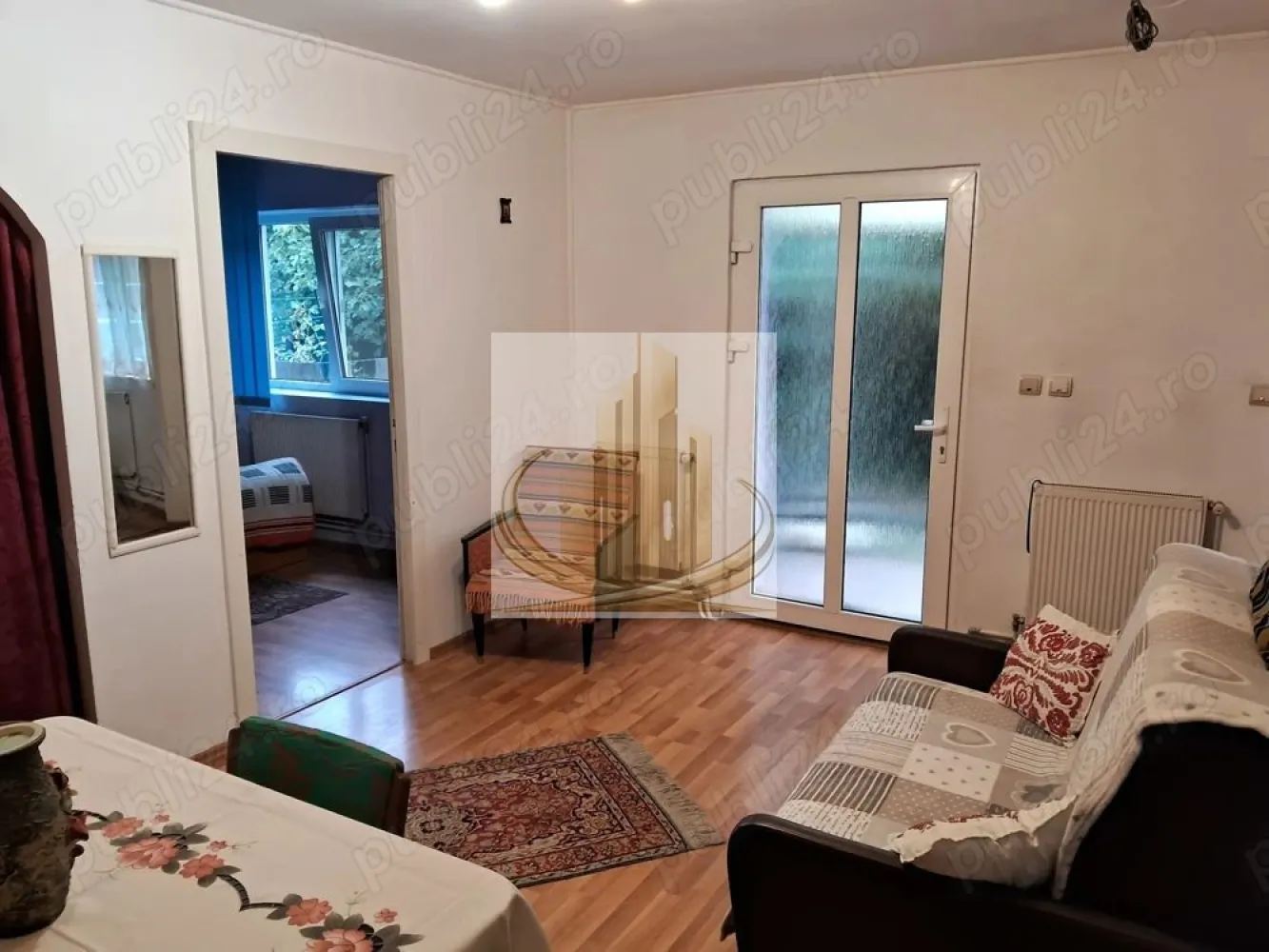 Grand Mobilis Apartament la parterul unei case de închiriat, elegant. - Locuința este complet mobilată și utilată, fiind pregătită pentru mutare imediată. Dispune de baie și bucătărie complet echipată,are si un living spatios , iar încălzirea se realizează prin centrală proprie pe gaz. Se adresează în mod preferențial studenților sau unui cuplu, pentru 1-2 persoane. Nu se acceptă fumatul în interior și animalele de companie. Apartamentul beneficiază de o amplasare într-o zonă liniștită, potrivită pentru relaxare, oferind totodată acces facil către punctele de interes din oraș. }}