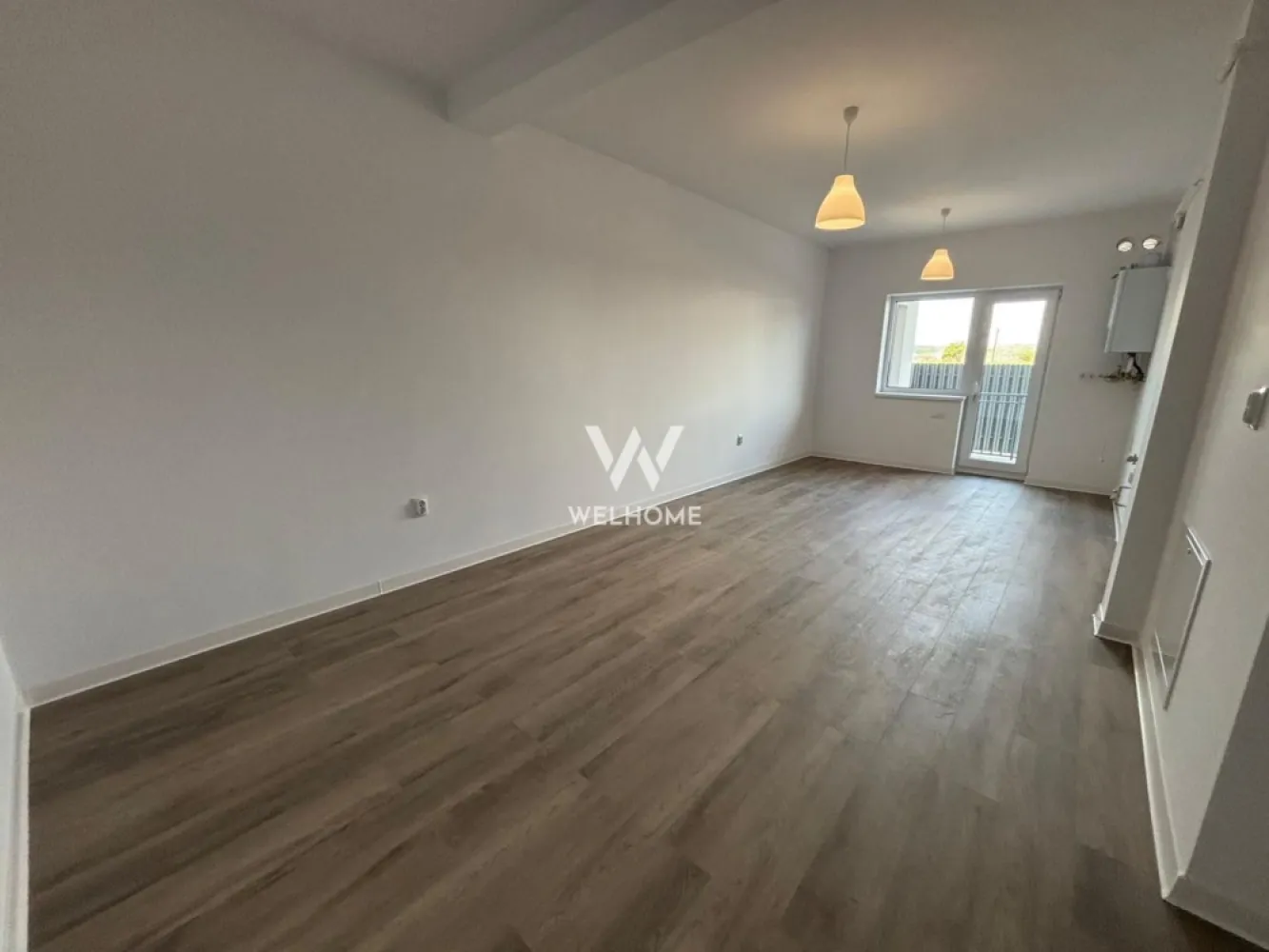 Apartament 2 camere 46 mp - zona Unirii, Selimbar - Apartament 2 camere la vila, Etajul 1/2 - Selimbar Situat în Șelimbăr, zona Unirii, într-un ansamblu format din 3 vile cu regim redus de înălțime P+2. Poziționat la etajul 1/2, etajul 2 vine la pachet cu POD pe toata suprafata, acces direct din apartament. - Suprafață utilă de 46 mp + balcon de 6,58 mp, prevăzut cu cămară/debara pentru depozitare. Compartimentat astfel: hol acces, living cu bucătărie open space, dormitor, baie, balcon, debara. Apartamentul este dotat cu încălzire în pardoseală, un sistem modern care asigură distribuția uniformă a căldurii, un confort termic superior și eficiență energetică sporită. Imobilul se predă la stadiul de SEMIFINISAT, oferindu-ți posibilitatea de a-l personaliza după propriul gust, sau LA CHEIE, contra cost, cu finisaje realizate de dezvoltator conform preferințelor tale. Situat intr-o zona bună, cu acces facil la magazine, școala, mijloace de transport, shoping city și alte puncte de interes. Un loc de parcare este inclus în preț. Pret SEMIFINISAT: 91.900 Euro Telefon: 0747.639.802 }}