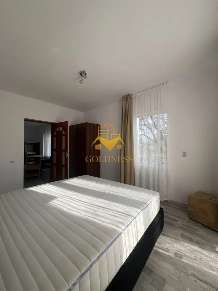 2 camere open space, Utilitati Incluse, Parcare, Oasului, Iris - GOLDNESS Imobiliare vă propune spre închiriere un apartament cu 2 camere complet mobilat și utilat, la etajul 1 într-un imobil de 2 etaje, în Cartierul Iris. Apartamentul este la 600 euro cu utilitati incluse (apă, curent, gaz, salubritate, internet) Dispune de loc de parcare! Se află în apropierea stațiilor de transport în comun, magazine, restaurante, spații verzi, farmacii, etc. Apartamentul este compartimentat astfel: - dormitor cu pat matrimonial, dressing, noptiere - living cu bucatarie open space complet utilată și mobilată, canapea extensibilă, loc de servit masa - baie cu cabina de dus, calorifer port prosop și dulap pentru depozitare. - doua terase de 8 mp si 10 mp Imobilul este dotat cu toate cele necesare- centrală proprie, frigider, aragaz, hotă, mașină de spălat haine, etc. Dacă sunteți interesați de acest apartament și doriți să îl vizionați, dar și pentru alte oferte nu ezitați să ne contactați telefonic sau prin e-mail. Vă stăm la dispoziție! Pentru intermediere se percepe un comision de 50% din prețul chiriei! }}