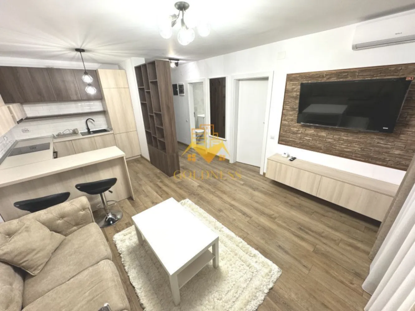 2 camere, modern, parcare, Europa Complex Luminia zona Eugen Ionesco - GOLDNESS Imobiliare vă propune spre închiriere un apartament cu 2 camere complet mobilat și utilat, la etajul 1 într-un imobil de 4 etaje, în cartierul Europa. Apartamentul este compartimentat astfel: - dormitor cu pat matrimonial, dressing, noptiere - living cu bucatarie open-space complet utilată, canapea extensibilă, loc de servit masa - baie cu cabina de dus, calorifer port prosop inox și dulap pentru depozitare. - terasa de 10 mp. Imobilul este dotat cu toate cele necesare- centrală proprie, mașină de spălat haine, frigider, plită electrică, hotă, etc. Se află în apropierea stațiilor de transport în comun, magazine, restaurante, spații verzi, farmacii, etc. Dispune de loc de parcare subterana! Dacă sunteți interesați de acest apartament și doriți să îl vizionați, dar și pentru alte oferte nu ezitați să ne contactați telefonic sau prin e-mail. Vă stăm la dispoziție! Pentru intermediere se percepe un comision de 50% din prețul chiriei! }}