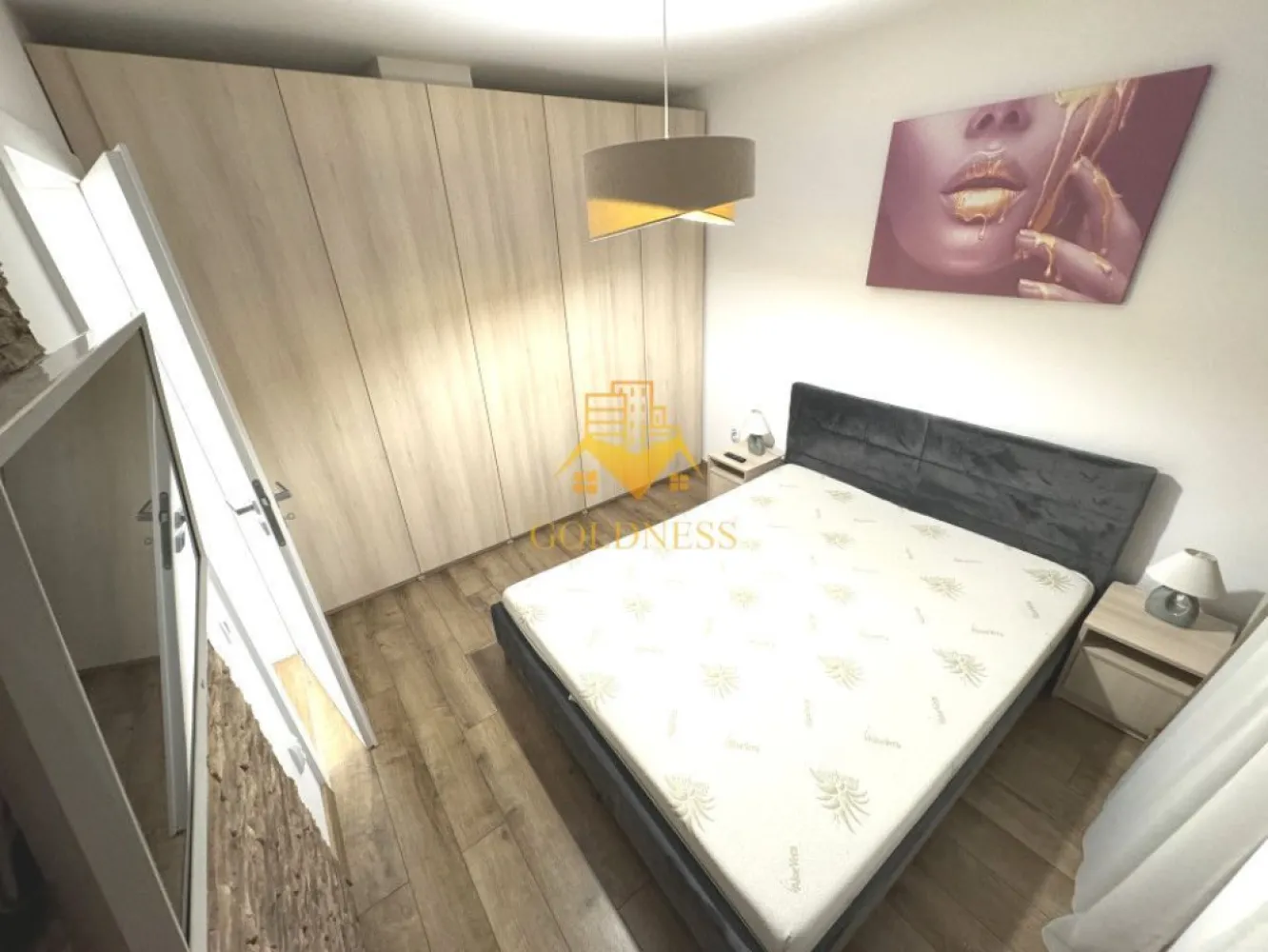 2 camere, modern, parcare, Europa Complex Luminia zona Eugen Ionesco - GOLDNESS Imobiliare vă propune spre închiriere un apartament cu 2 camere complet mobilat și utilat, la etajul 1 într-un imobil de 4 etaje, în cartierul Europa. Apartamentul este compartimentat astfel: - dormitor cu pat matrimonial, dressing, noptiere - living cu bucatarie open-space complet utilată, canapea extensibilă, loc de servit masa - baie cu cabina de dus, calorifer port prosop inox și dulap pentru depozitare. - terasa de 10 mp. Imobilul este dotat cu toate cele necesare- centrală proprie, mașină de spălat haine, frigider, plită electrică, hotă, etc. Se află în apropierea stațiilor de transport în comun, magazine, restaurante, spații verzi, farmacii, etc. Dispune de loc de parcare subterana! Dacă sunteți interesați de acest apartament și doriți să îl vizionați, dar și pentru alte oferte nu ezitați să ne contactați telefonic sau prin e-mail. Vă stăm la dispoziție! Pentru intermediere se percepe un comision de 50% din prețul chiriei! }}