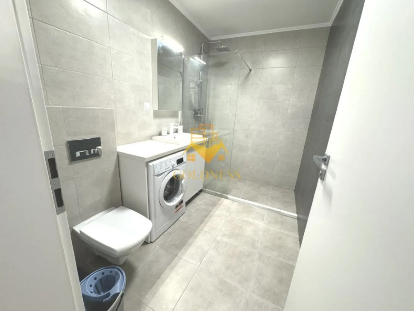 2 camere, modern, parcare, Europa Complex Luminia zona Eugen Ionesco - GOLDNESS Imobiliare vă propune spre închiriere un apartament cu 2 camere complet mobilat și utilat, la etajul 1 într-un imobil de 4 etaje, în cartierul Europa. Apartamentul este compartimentat astfel: - dormitor cu pat matrimonial, dressing, noptiere - living cu bucatarie open-space complet utilată, canapea extensibilă, loc de servit masa - baie cu cabina de dus, calorifer port prosop inox și dulap pentru depozitare. - terasa de 10 mp. Imobilul este dotat cu toate cele necesare- centrală proprie, mașină de spălat haine, frigider, plită electrică, hotă, etc. Se află în apropierea stațiilor de transport în comun, magazine, restaurante, spații verzi, farmacii, etc. Dispune de loc de parcare subterana! Dacă sunteți interesați de acest apartament și doriți să îl vizionați, dar și pentru alte oferte nu ezitați să ne contactați telefonic sau prin e-mail. Vă stăm la dispoziție! Pentru intermediere se percepe un comision de 50% din prețul chiriei! }}