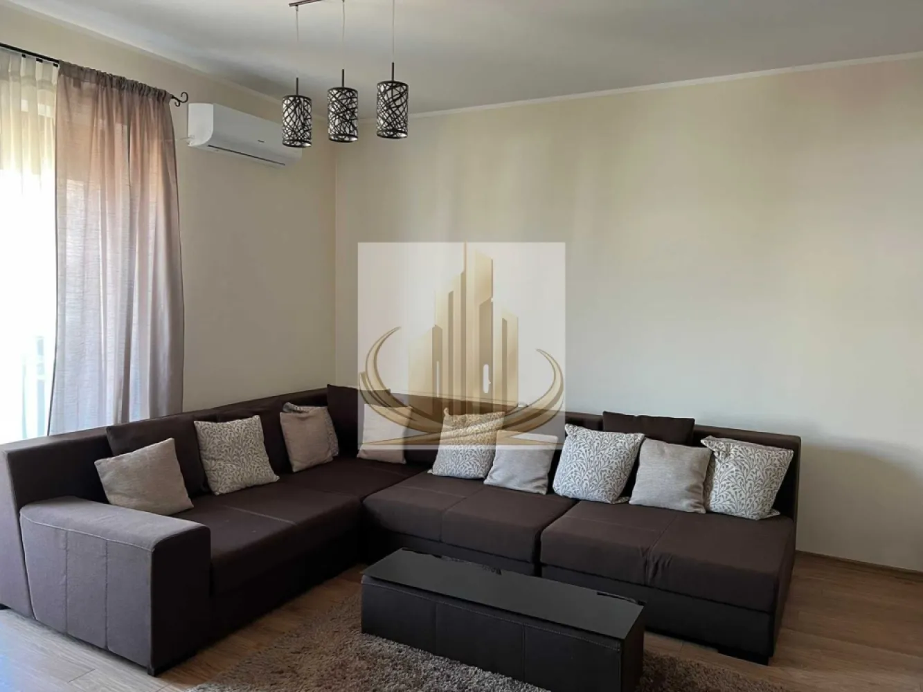 Ap 2 Camere | Dumbrăvița – Zona Decathlon| 2 Parcări | Ideal Investite - Grand Mobilis Imobiliare vă propune spre vânzare un apartament modern cu 2 camere, situat în Dumbrăvița – zona Decathlon, în imediata apropiere de Player. Proprietatea se evidențiază printr-o compartimentare eficientă, dotări complete și o poziționare excelentă, fiind potrivită atât pentru locuit, cât și pentru investiție. 📐 Detalii proprietate: Suprafață utilă: 46 mp Etaj: 1 din 2 Terasă de 5 mp Compartimentare practică și spații bine optimizate 2 locuri de parcare incluse Spațiu de depozitare în pod, înscris în CF (pod individual, delimitat) 🏢 Dotări și beneficii: Se vinde complet mobilat și utilat Centrală proprie + aer condiționat Locuință îngrijită, gata de mutare sau închiriere Zonă liniștită, cu acces rapid către oraș 📍 Locație excelentă: La doar 2 minute de mers pe jos de Player Dumbrăvița În apropiere de numeroase puncte de interes: școli (inclusiv British School), restaurante, cafenele Acces rapid către Decathlon, Selgros, IKEA, Auchan Stație Expres 1 în apropiere Conectare facilă către principalele artere ale orașului 💼 Potrivit pentru: ✔️ Locuință personală, într-o zonă liniștită, dar foarte bine poziționată ✔️ Investiție sigură, apartamentul putând fi preluat cu chiriași existenți, care achită lunar 400 €, oferind un randament imediat 💰 Preț: 129.900 € (negociabil) 📞 Pentru mai multe informații sau programarea unei vizionări, echipa Grand Mobilis Imobiliare vă stă la dispoziție! }}