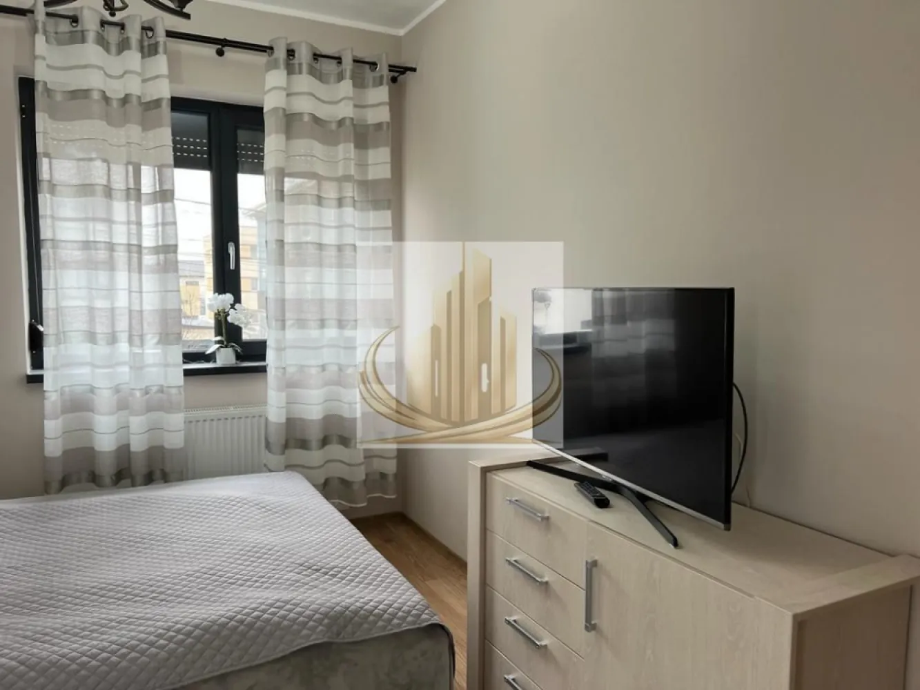 Ap 2 Camere | Dumbrăvița – Zona Decathlon| 2 Parcări | Ideal Investite - Grand Mobilis Imobiliare vă propune spre vânzare un apartament modern cu 2 camere, situat în Dumbrăvița – zona Decathlon, în imediata apropiere de Player. Proprietatea se evidențiază printr-o compartimentare eficientă, dotări complete și o poziționare excelentă, fiind potrivită atât pentru locuit, cât și pentru investiție. 📐 Detalii proprietate: Suprafață utilă: 46 mp Etaj: 1 din 2 Terasă de 5 mp Compartimentare practică și spații bine optimizate 2 locuri de parcare incluse Spațiu de depozitare în pod, înscris în CF (pod individual, delimitat) 🏢 Dotări și beneficii: Se vinde complet mobilat și utilat Centrală proprie + aer condiționat Locuință îngrijită, gata de mutare sau închiriere Zonă liniștită, cu acces rapid către oraș 📍 Locație excelentă: La doar 2 minute de mers pe jos de Player Dumbrăvița În apropiere de numeroase puncte de interes: școli (inclusiv British School), restaurante, cafenele Acces rapid către Decathlon, Selgros, IKEA, Auchan Stație Expres 1 în apropiere Conectare facilă către principalele artere ale orașului 💼 Potrivit pentru: ✔️ Locuință personală, într-o zonă liniștită, dar foarte bine poziționată ✔️ Investiție sigură, apartamentul putând fi preluat cu chiriași existenți, care achită lunar 400 €, oferind un randament imediat 💰 Preț: 129.900 € (negociabil) 📞 Pentru mai multe informații sau programarea unei vizionări, echipa Grand Mobilis Imobiliare vă stă la dispoziție! }}