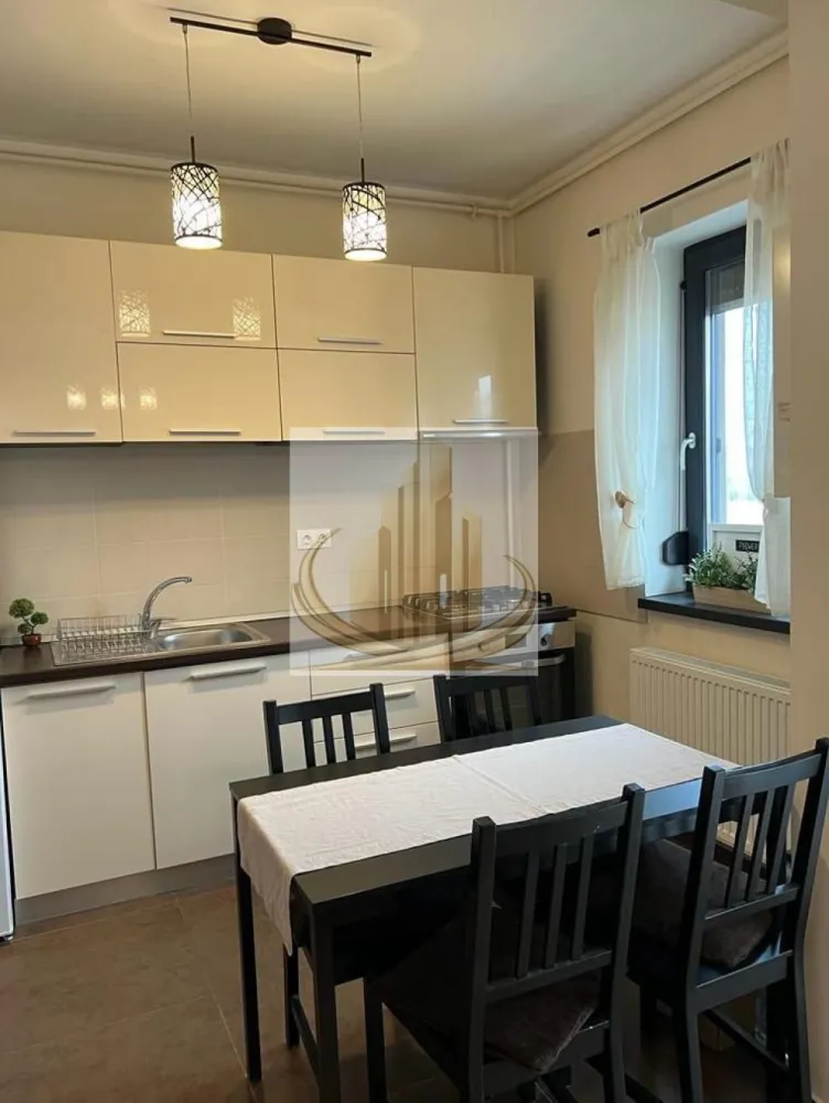 Ap 2 Camere | Dumbrăvița – Zona Decathlon| 2 Parcări | Ideal Investite - Grand Mobilis Imobiliare vă propune spre vânzare un apartament modern cu 2 camere, situat în Dumbrăvița – zona Decathlon, în imediata apropiere de Player. Proprietatea se evidențiază printr-o compartimentare eficientă, dotări complete și o poziționare excelentă, fiind potrivită atât pentru locuit, cât și pentru investiție. 📐 Detalii proprietate: Suprafață utilă: 46 mp Etaj: 1 din 2 Terasă de 5 mp Compartimentare practică și spații bine optimizate 2 locuri de parcare incluse Spațiu de depozitare în pod, înscris în CF (pod individual, delimitat) 🏢 Dotări și beneficii: Se vinde complet mobilat și utilat Centrală proprie + aer condiționat Locuință îngrijită, gata de mutare sau închiriere Zonă liniștită, cu acces rapid către oraș 📍 Locație excelentă: La doar 2 minute de mers pe jos de Player Dumbrăvița În apropiere de numeroase puncte de interes: școli (inclusiv British School), restaurante, cafenele Acces rapid către Decathlon, Selgros, IKEA, Auchan Stație Expres 1 în apropiere Conectare facilă către principalele artere ale orașului 💼 Potrivit pentru: ✔️ Locuință personală, într-o zonă liniștită, dar foarte bine poziționată ✔️ Investiție sigură, apartamentul putând fi preluat cu chiriași existenți, care achită lunar 400 €, oferind un randament imediat 💰 Preț: 129.900 € (negociabil) 📞 Pentru mai multe informații sau programarea unei vizionări, echipa Grand Mobilis Imobiliare vă stă la dispoziție! }}