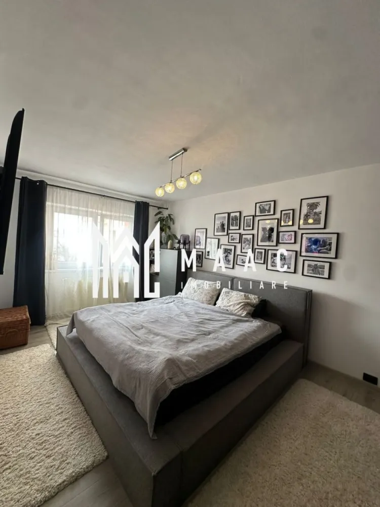 Apartament ultracentral 4 camere I Decomandat I 95 MPU | Etaj 1 | Mediaș - MAAC Imobiliare va propune spre vanzare un apartament deosebit, cu 4 camere decomandate, situat chiar în inima orașului Mediaș, la etajul 1 – o combinație rară între confortul unui apartament și avantajele unei case. Practic, ai senzația de casă, dar cu toate beneficiile unei locații ultracentrale.

Cu o suprafață utilă de 95 mp, locuința este excelent compartimentată și oferă:

4 camere spațioase și bine delimitate
balcon generos de 9 metri, închis cu termopan – perfect pentru relaxare
pivniță inclusă, ideală pentru depozitare

Avantaje care fac diferența:

curte mare, închisă și securizată, cu acces controlat de pe telefon
locuri de parcare chiar în fața imobilului
spațiu verde și loc de joacă pentru copii
zonă liniștită, deși te afli în centrul orașului

Apartamentul se vinde complet mobilat și utilat, fiind pregătit pentru mutare imediată.

Este locul ideal pentru:

o familie cu copii, care are nevoie de siguranță și spațiu
un cuplu care își dorește liniște, dar și acces rapid la toate facilitățile urbane
un investitor care înțelege valoarea unei locații centrale, completate de facilități rare

Aici, copilul tău poate coborî în siguranță în curte, iar tu îți poți savura cafeaua dimineața pe balconul generos de 9 metri.

Pentru mai multe detalii și programarea unei vizionări, vă rugăm să ne contactați telefonic și să menționați CP2992912.