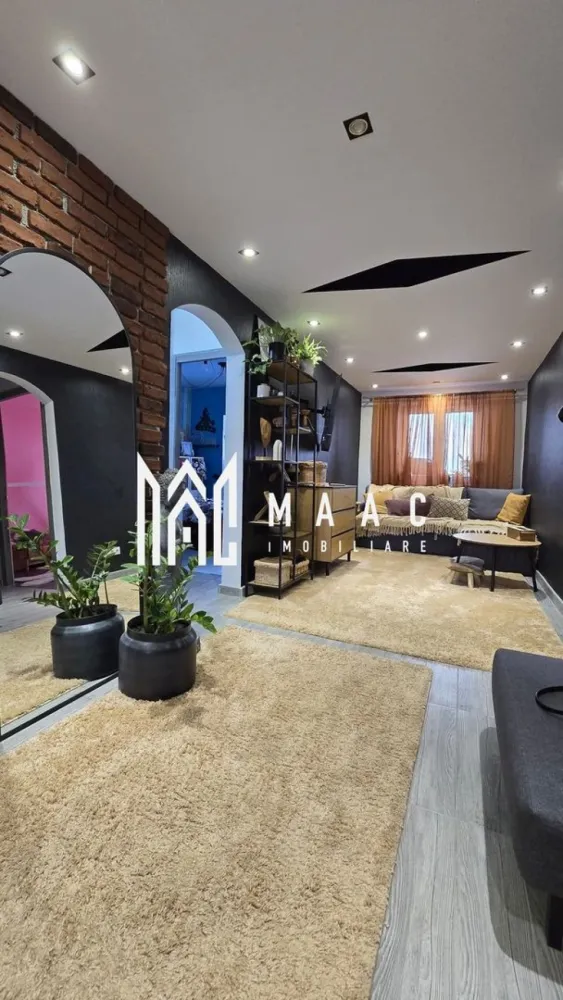 Apartament ultracentral 4 camere I Decomandat I 95 MPU | Etaj 1 | Mediaș - MAAC Imobiliare va propune spre vanzare un apartament deosebit, cu 4 camere decomandate, situat chiar în inima orașului Mediaș, la etajul 1 – o combinație rară între confortul unui apartament și avantajele unei case. Practic, ai senzația de casă, dar cu toate beneficiile unei locații ultracentrale.

Cu o suprafață utilă de 95 mp, locuința este excelent compartimentată și oferă:

4 camere spațioase și bine delimitate
balcon generos de 9 metri, închis cu termopan – perfect pentru relaxare
pivniță inclusă, ideală pentru depozitare

Avantaje care fac diferența:

curte mare, închisă și securizată, cu acces controlat de pe telefon
locuri de parcare chiar în fața imobilului
spațiu verde și loc de joacă pentru copii
zonă liniștită, deși te afli în centrul orașului

Apartamentul se vinde complet mobilat și utilat, fiind pregătit pentru mutare imediată.

Este locul ideal pentru:

o familie cu copii, care are nevoie de siguranță și spațiu
un cuplu care își dorește liniște, dar și acces rapid la toate facilitățile urbane
un investitor care înțelege valoarea unei locații centrale, completate de facilități rare

Aici, copilul tău poate coborî în siguranță în curte, iar tu îți poți savura cafeaua dimineața pe balconul generos de 9 metri.

Pentru mai multe detalii și programarea unei vizionări, vă rugăm să ne contactați telefonic și să menționați CP2992912.